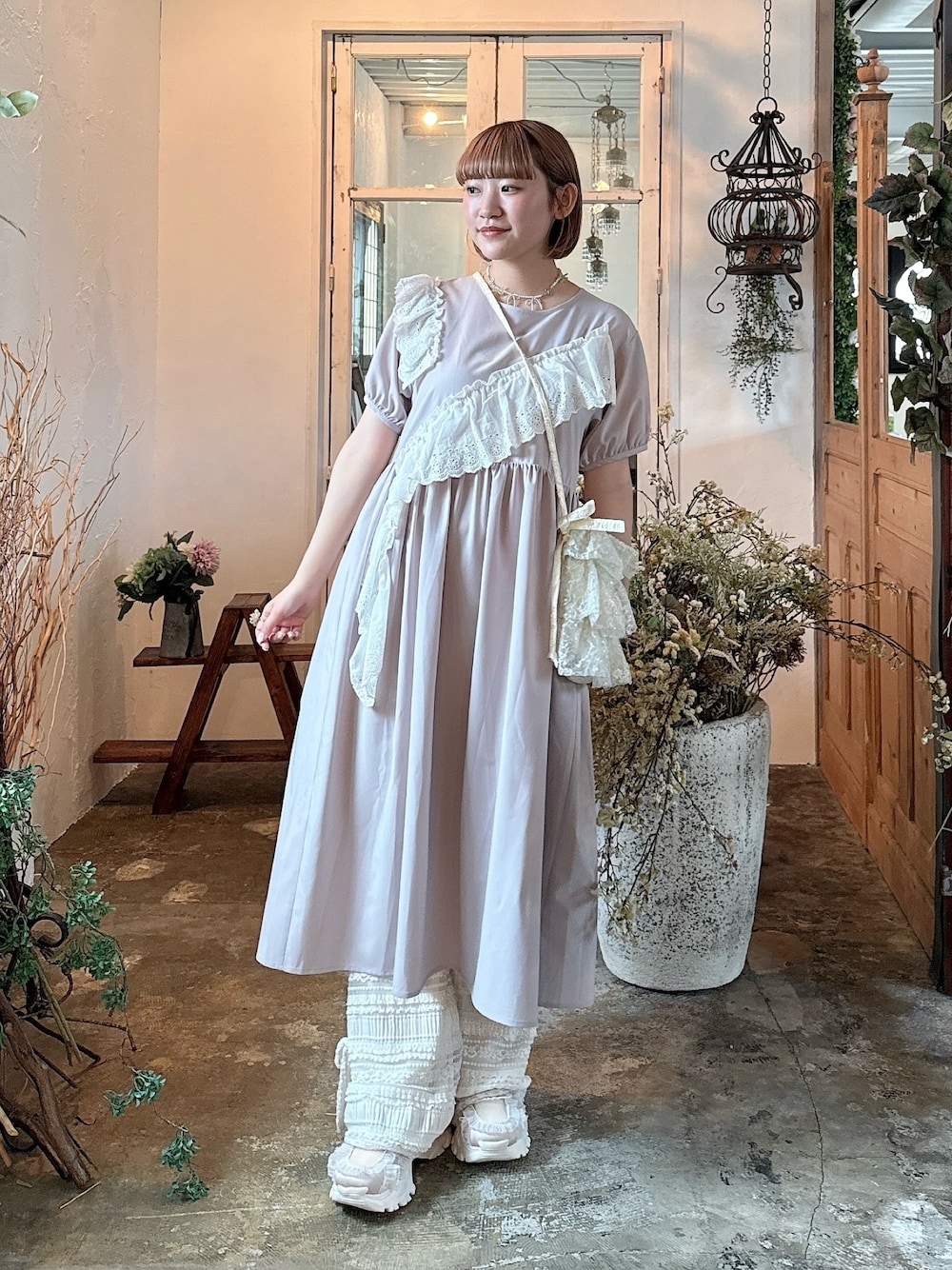 ピンク系のスニーカー、ホワイト系のその他パンツ、パープル系のワンピースを着用したレディースの春コーディネートの1枚目の写真