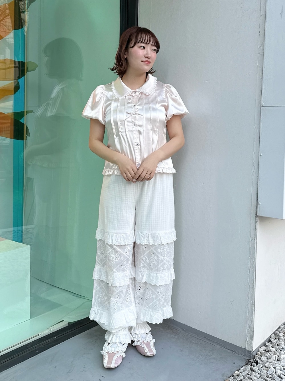 ピンク系のシャツ/ブラウス、ピンク系のバレエシューズ、ホワイト系のその他パンツを着用したレディースの冬コーディネートの1枚目の写真