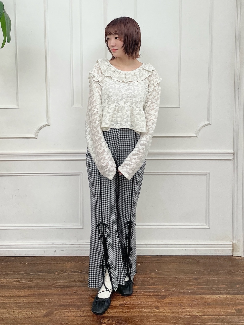 ホワイト系のシャツ/ブラウス、ブラック系のスラックス、ブラック系のバレエシューズを着用したレディースの夏コーディネートの1枚目の写真