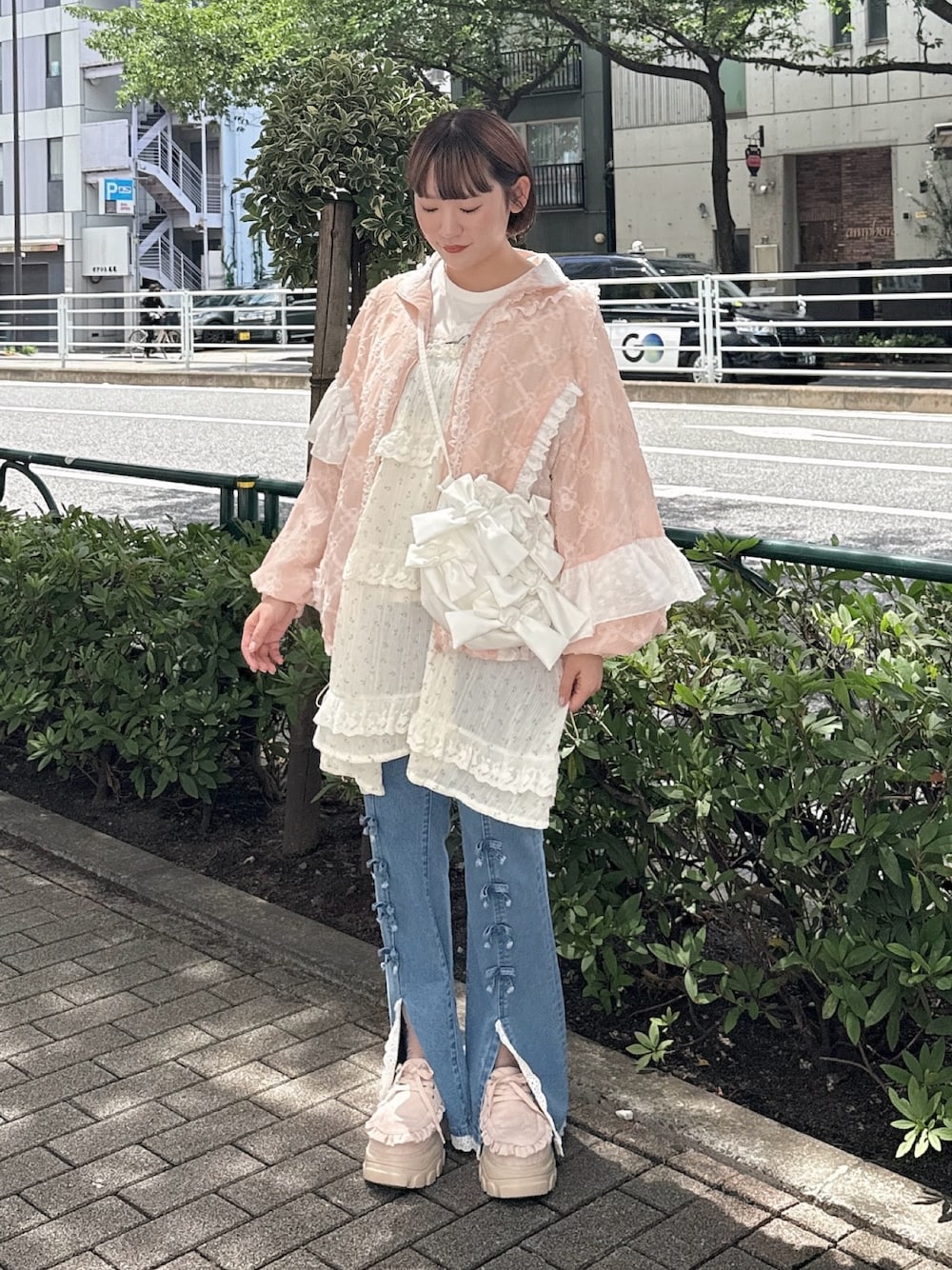 ピンク系のローファー、ホワイト系のTシャツ/カットソー、ブルー系のデニムパンツを着用したレディースの夏コーディネートの1枚目の写真