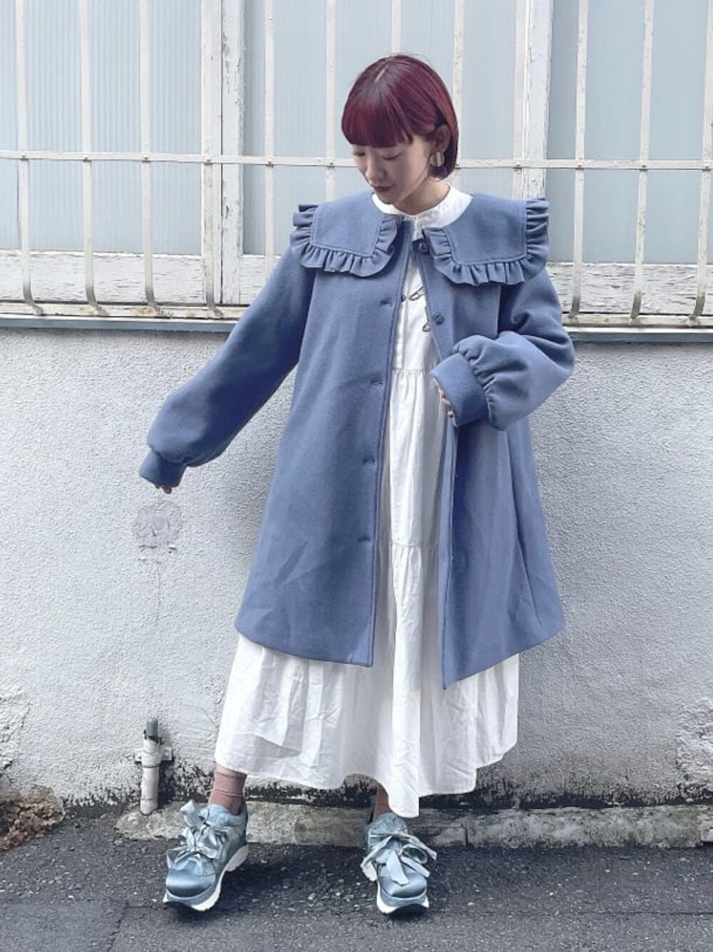 ブルー系のスニーカー、ブルー系のその他アウター、ホワイト系のワンピースを着用したレディースの秋コーディネートの1枚目の写真