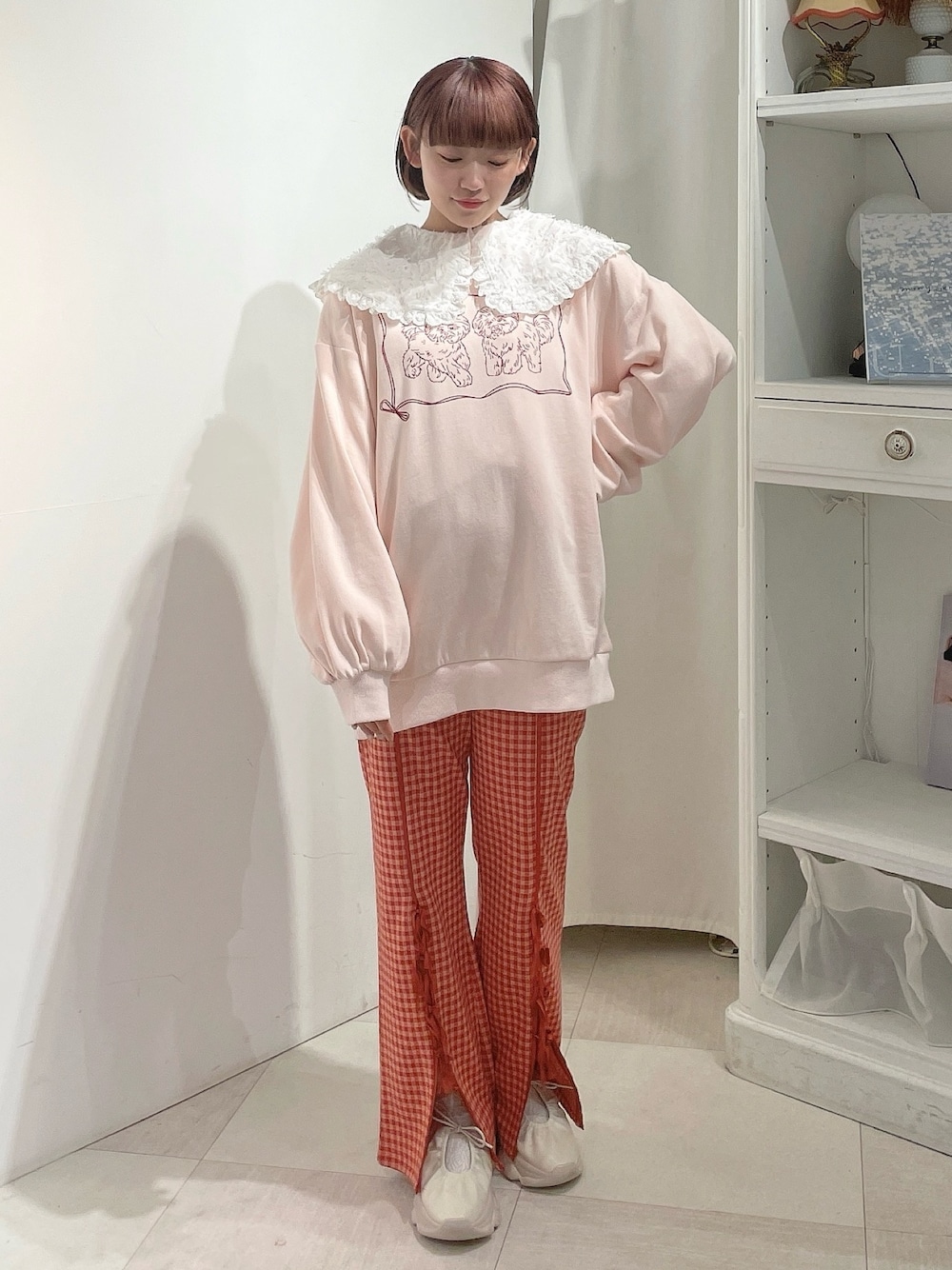 ホワイト系のシャツ/ブラウス、ピンク系のスウェット、レッド系のスラックスを着用したレディースの春コーディネートの1枚目の写真