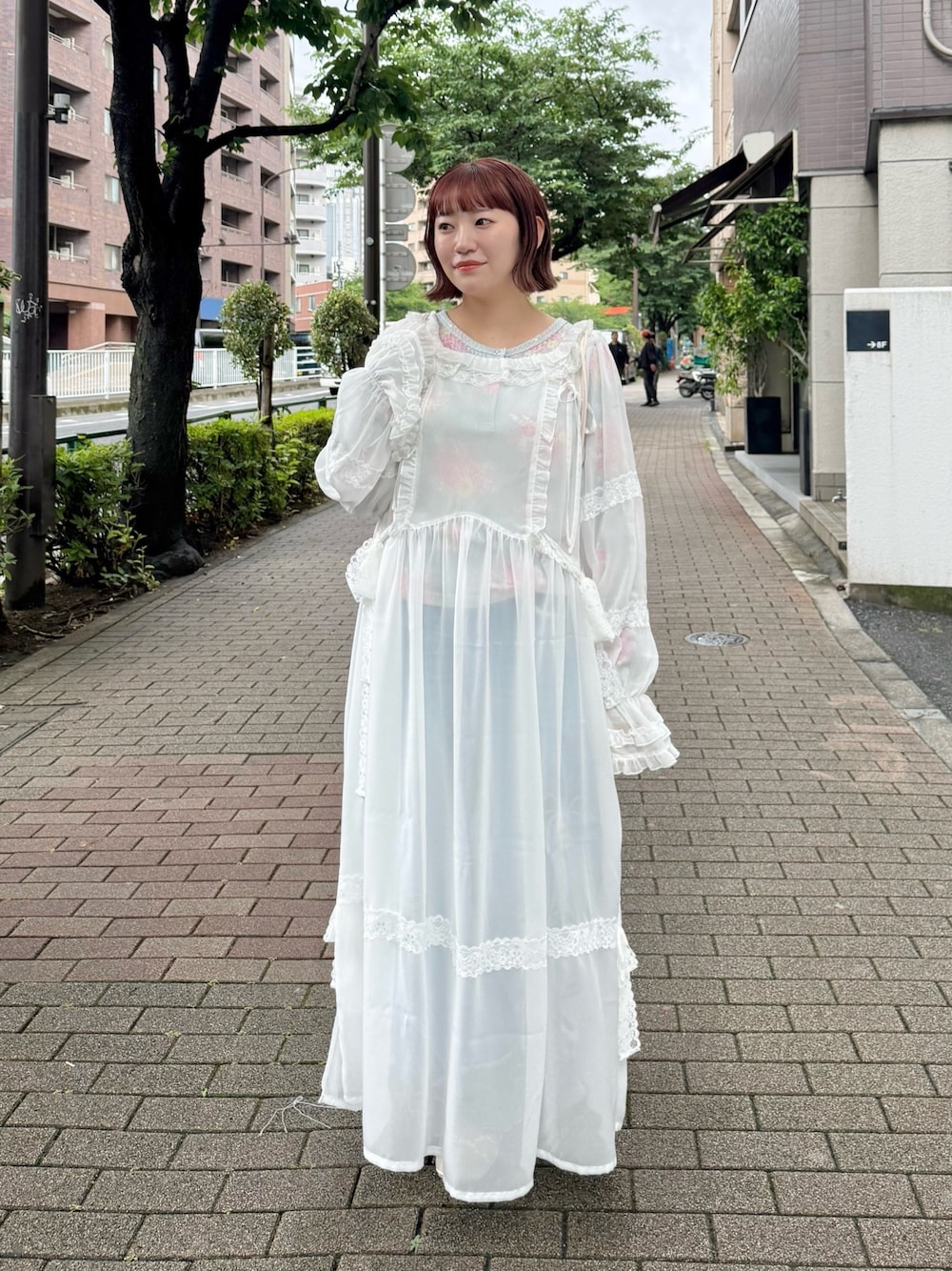 グリーン系のTシャツ/カットソー、ホワイト系のワンピース、ブルー系のデニムパンツを着用したレディースの夏コーディネートの1枚目の写真