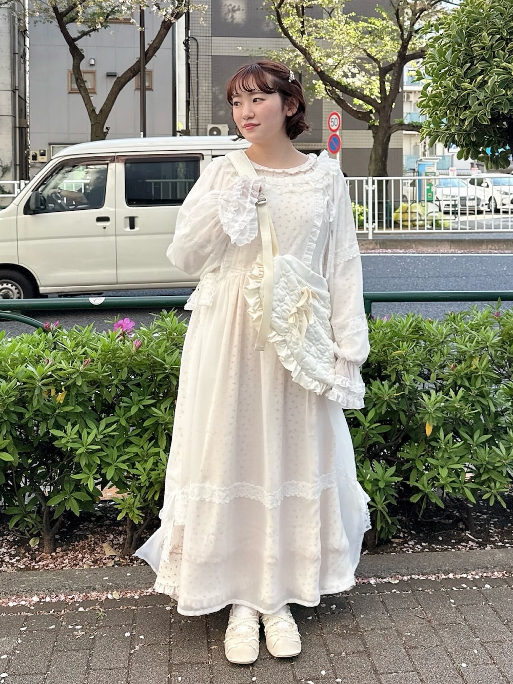 ホワイト系のワンピース、レッド系のワンピース、ホワイト系のショルダーバッグを着用したレディースの春コーディネートの1枚目の写真