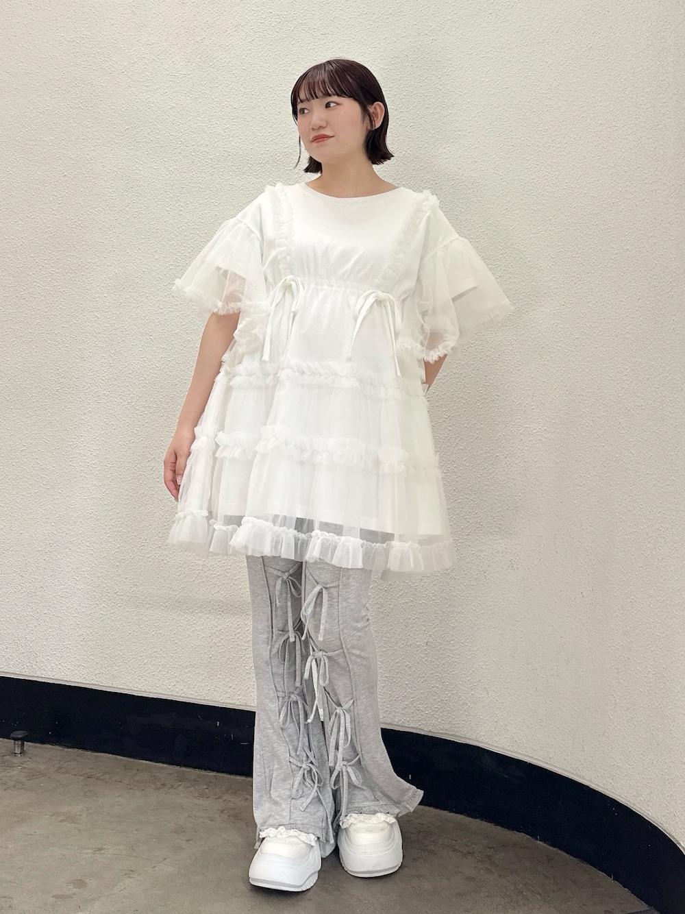 ホワイト系のワンピース、グレー系のその他パンツ、ホワイト系のスニーカーを着用したレディースの春コーディネートの1枚目の写真