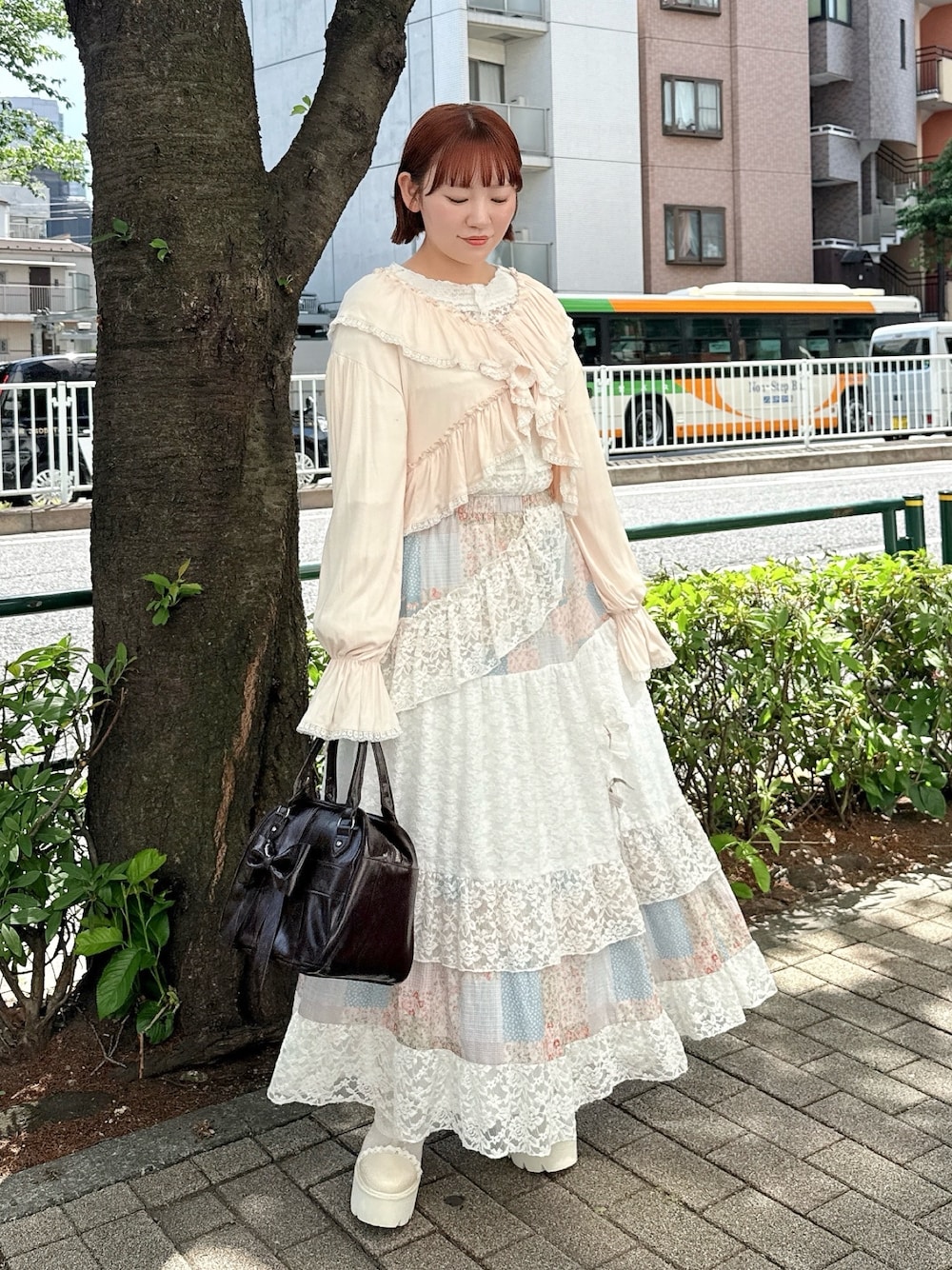 ホワイト系のTシャツ/カットソー、ピンク系のカーディガン/ボレロ、ピンク系のスカートを着用したレディースの夏コーディネートの1枚目の写真