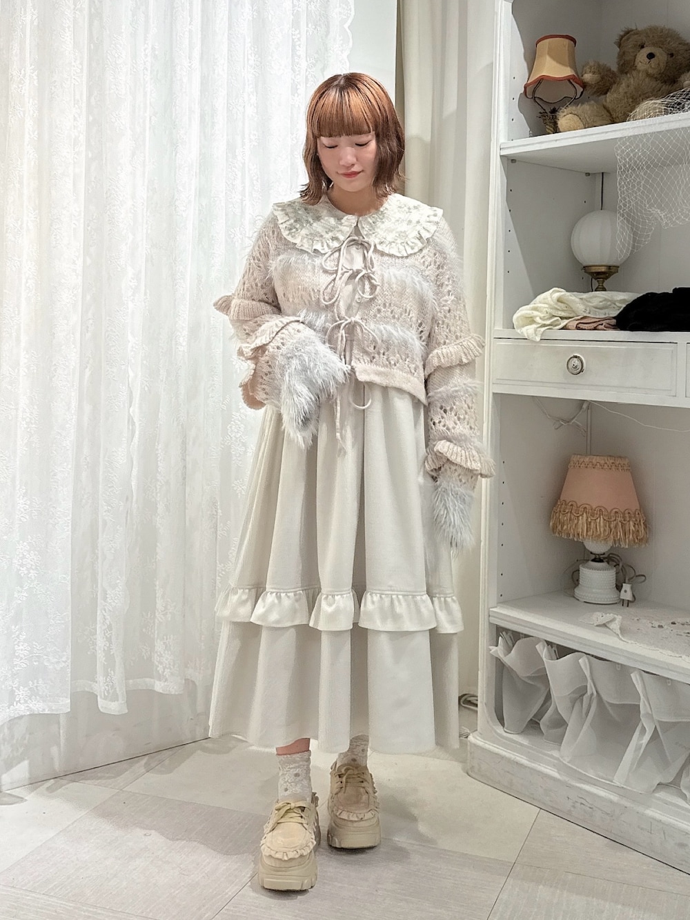 グレー系のカーディガン/ボレロ、グリーン系のワンピース、ベージュ系のローファーを着用したレディースの夏コーディネートの1枚目の写真