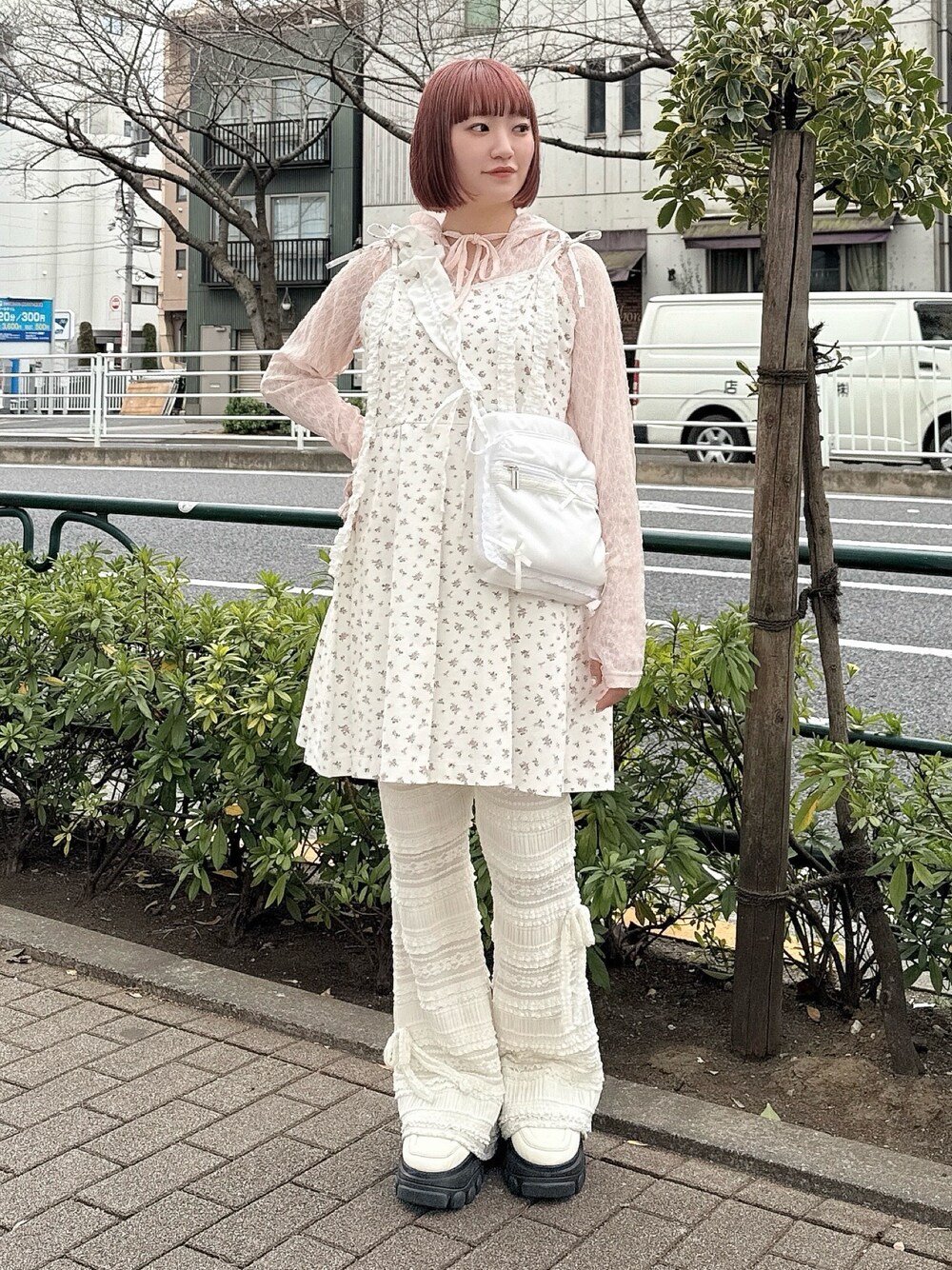 ホワイト系のローファー、ホワイト系のワンピース、ピンク系のTシャツ/カットソーを着用したレディースの春コーディネートの1枚目の写真