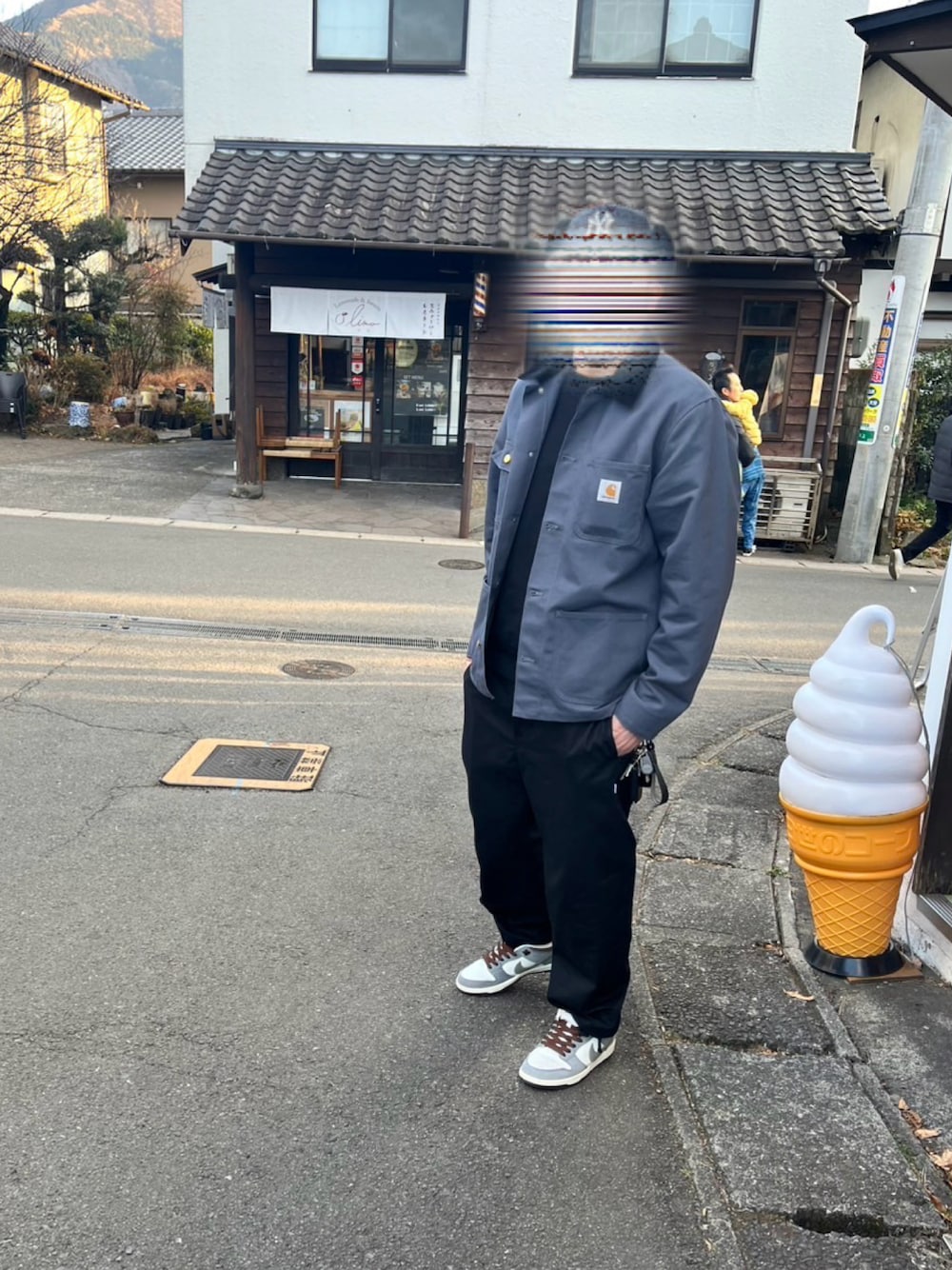 「お出かけコーデ、休日スタイル、休日コーデ、ナイキ、NIKE、ナイキスニーカー、nike sb、カーハート、デイッキーズ」｜「Dickiesのアイテム（チノパンツ、ブラック系）」を使った、Reluxさん（メンズ・176cm）の冬コーディネートの1枚目の写真