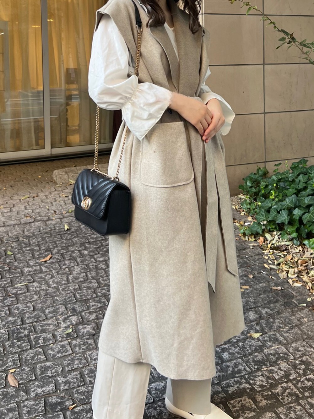 「大人コーデ、秋服コーデ、秋ルック紹介するよ、お出かけコーデ、お洒落さんとつながりたい、高身長コーデ、ootd」｜「Amiurのstand collar long vest（ベスト、ベージュ系）」を使った、yさん（レディース・167cm）の秋コーディネートの1枚目の写真