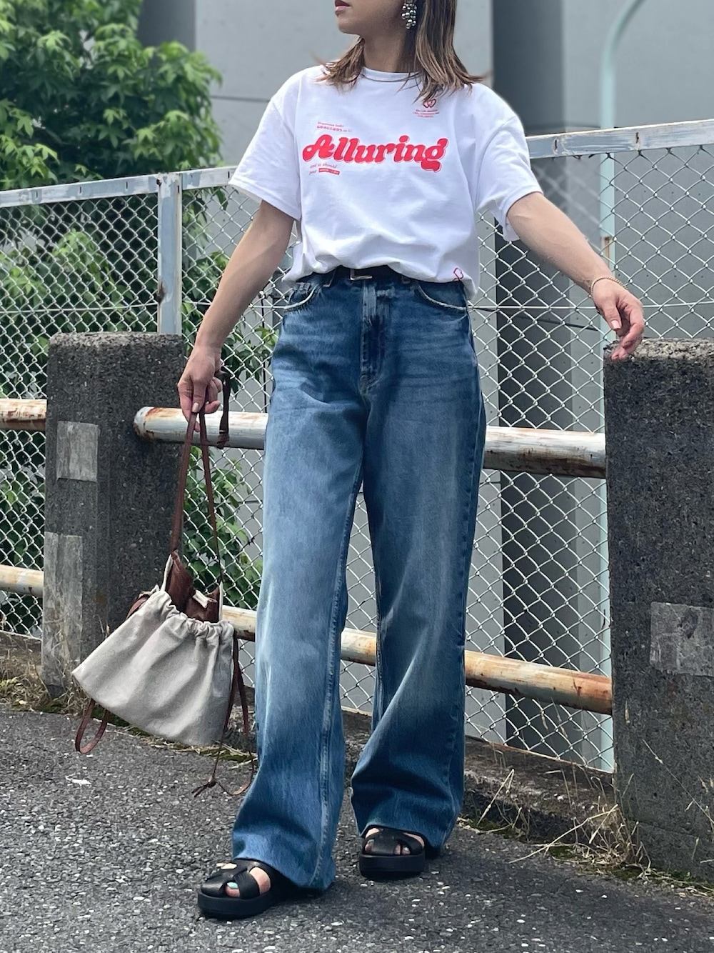「ロゴT、シンプルコーデ、夏コーデ、Gildan、休日スタイル、カジュアル、韓国ファッション、デニムコーデ、mivialoca、mi via loca、夏だ！Tシャツ着よう！、サンダル、さらっと晴れやかスナップ、プチプラ、低身長コーデ」｜「mi via locaのGILDAN ハート＋ALLURINGロゴ半袖Tシャツ 【PT NO. MVL048 ※2A】（Tシャツ/カットソー、ホワイト系）」を使った、cocoさん（レディース・154cm）の夏コーディネートの1枚目の写真