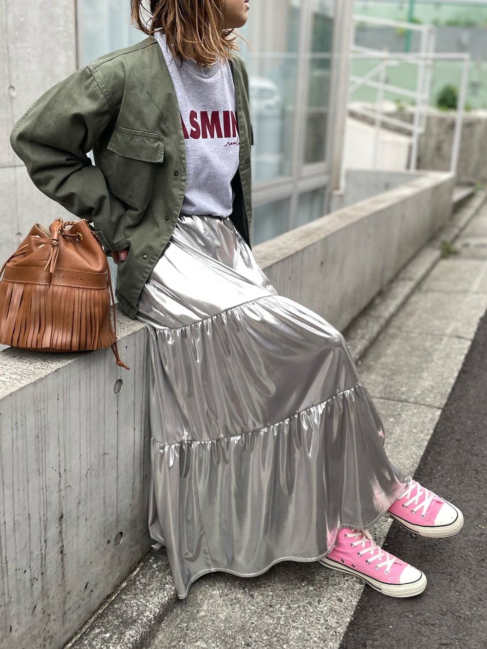 「春のNewスタイル、カジュアル、休日スタイル、ロンT、Gildan、mi via loca、mivialoca、ピンクコーデ、メタリックスカート、シルバー、大人カジュアル、スニーカーコーデ、低身長、春コーデ、韓国ファッション」｜「mi via locaのGILDAN ジャスミンロゴロンT 【PT NO. MVL005】（Tシャツ/カットソー、グレー系）」を使った、cocoさん（レディース・154cm）の春コーディネートの1枚目の写真