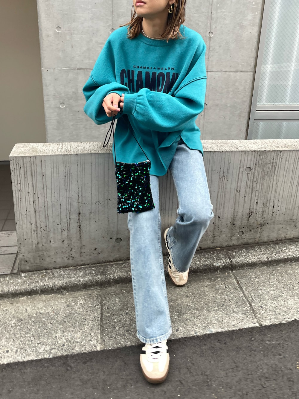 「春のNewスタイル、春コーデ、春色、ニット、スウェット、休日スタイル、ロゴニット、ビッグシルエット、カジュアル、デニムコーデ、mi via loca、mivialoca、スニーカーコーデ、シンプルコーデ」｜「mi via locaの【2WAY】スウェットライク オーバーサイズ カモミールロゴ ジャガードニット（ニット/セーター、ブルー系）」を使った、cocoさん（レディース・154cm）の春コーディネートの1枚目の写真
