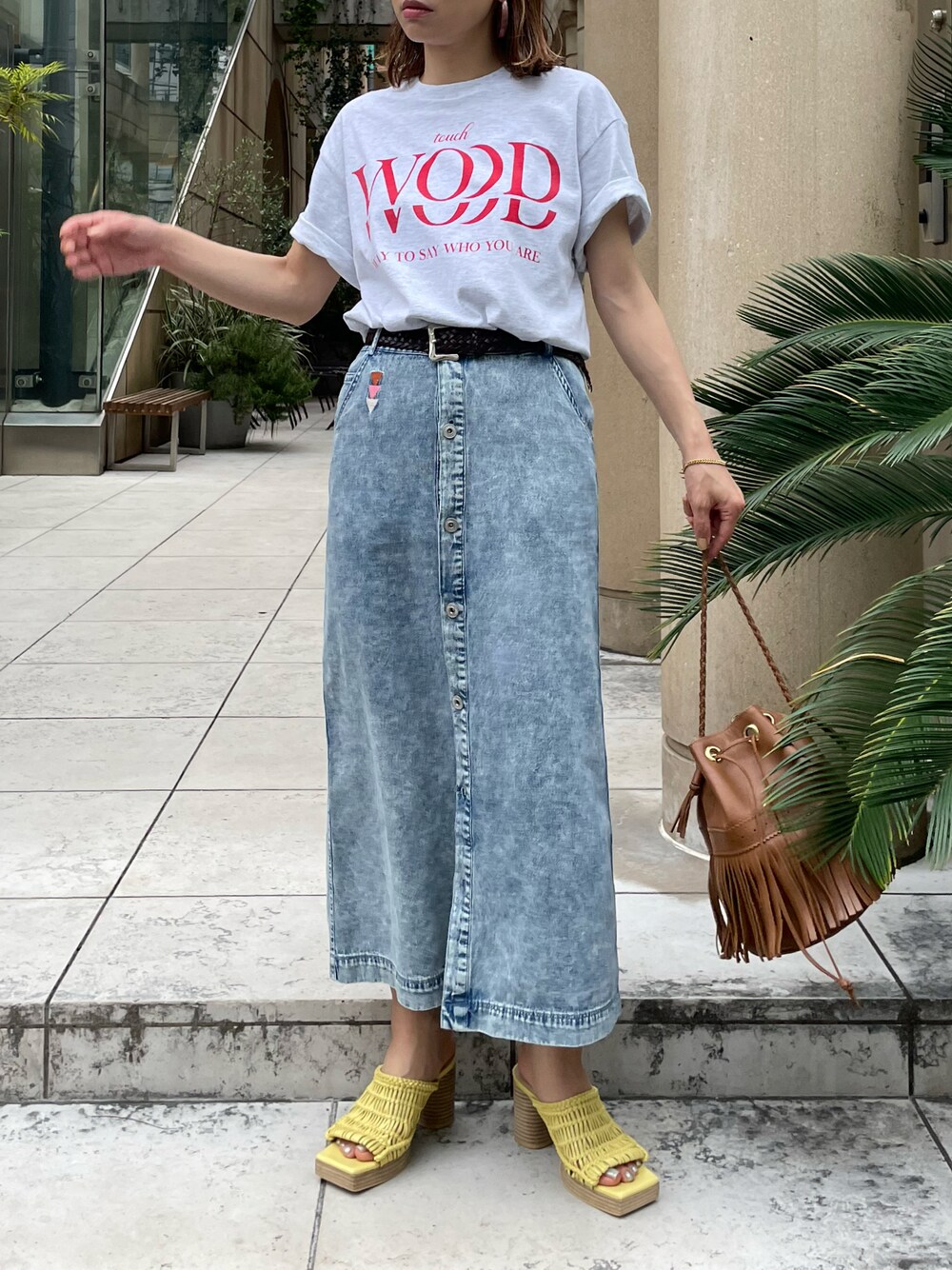 ベージュ系のTシャツ/カットソー、ブルー系のデニムスカートを着用したレディースの夏コーディネートの1枚目の写真