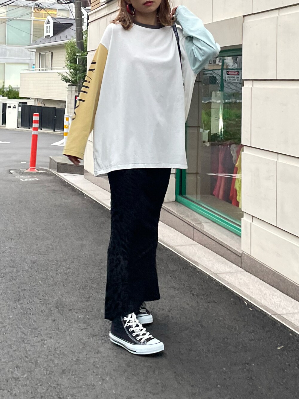 「秋コーデ、ロンT、カジュアル、マーメイドスカート、ベロア、ベロアスカート、ひょう柄、mi via loca、mivialoca、休日スタイル、スニーカーコーデ、ビッグシルエット」｜「mi via locaの袖配色ロゴプリントロングスリーブTシャツ（Tシャツ/カットソー、ホワイト系）」を使った、cocoさん（レディース・154cm）の秋コーディネートの1枚目の写真