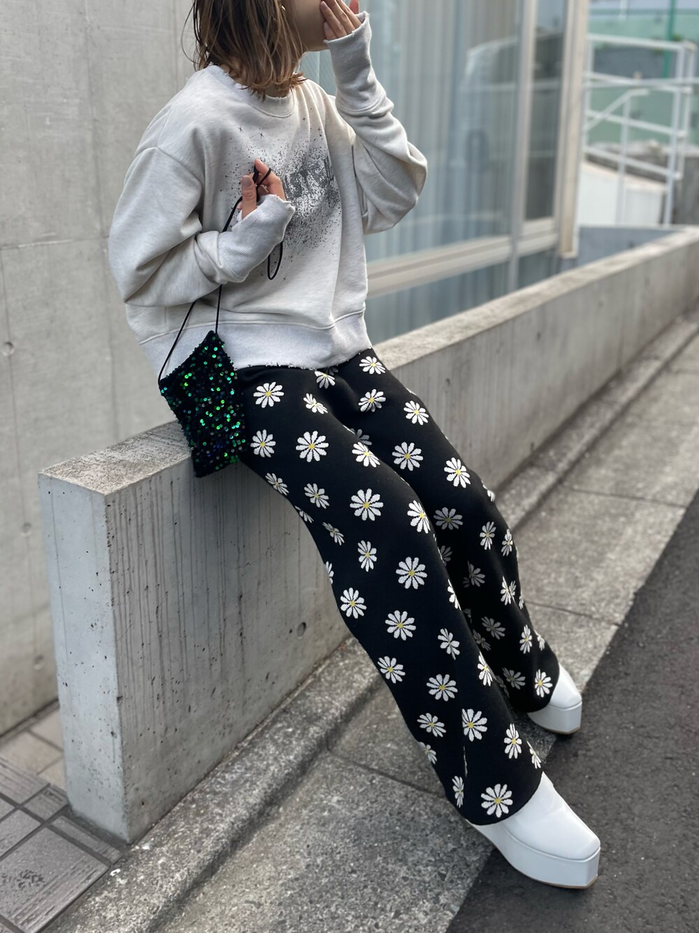 「春コーデ、春服みてみて、カジュアルコーデ、カジュアル、総柄、花柄、似合うラボに行こう、休日スタイル、ロゴスウェット、スウェット、ニット、ニットパンツ、イージーパンツ、mivialoca、mi via loca」｜「mi via locaのスウェットライク デイジー柄ジャガードパンツ（その他パンツ、ブラック系）」を使った、cocoさん（レディース・154cm）の春コーディネートの1枚目の写真