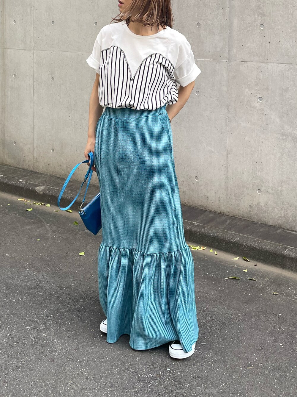 ホワイト系のTシャツ/カットソー、ブラック系のシューズ、ブルー系のスカートを着用したレディースの夏コーディネートの1枚目の写真