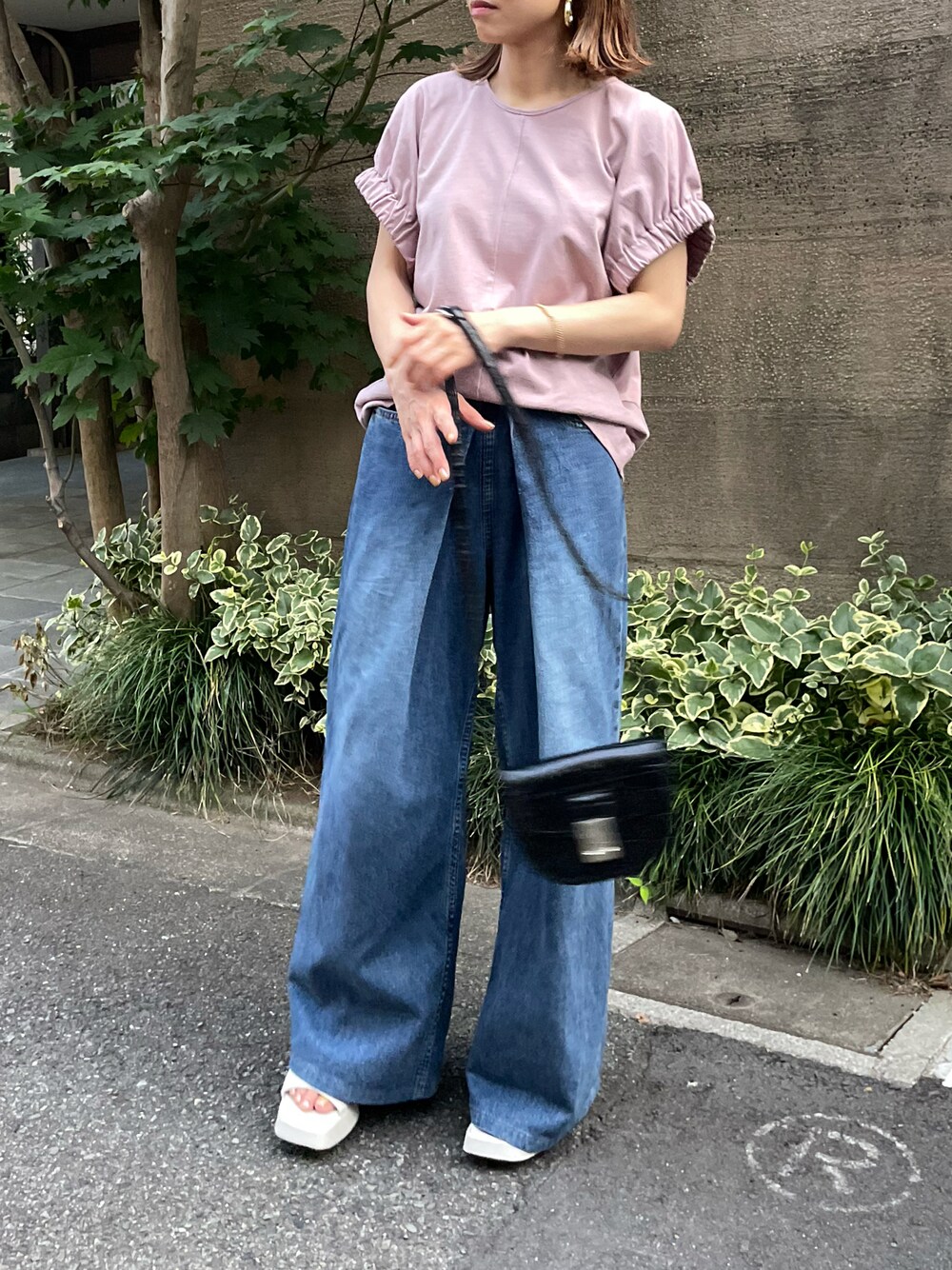 パープル系のTシャツ/カットソー、ホワイト系のサンダルを着用したレディースの夏コーディネートの1枚目の写真
