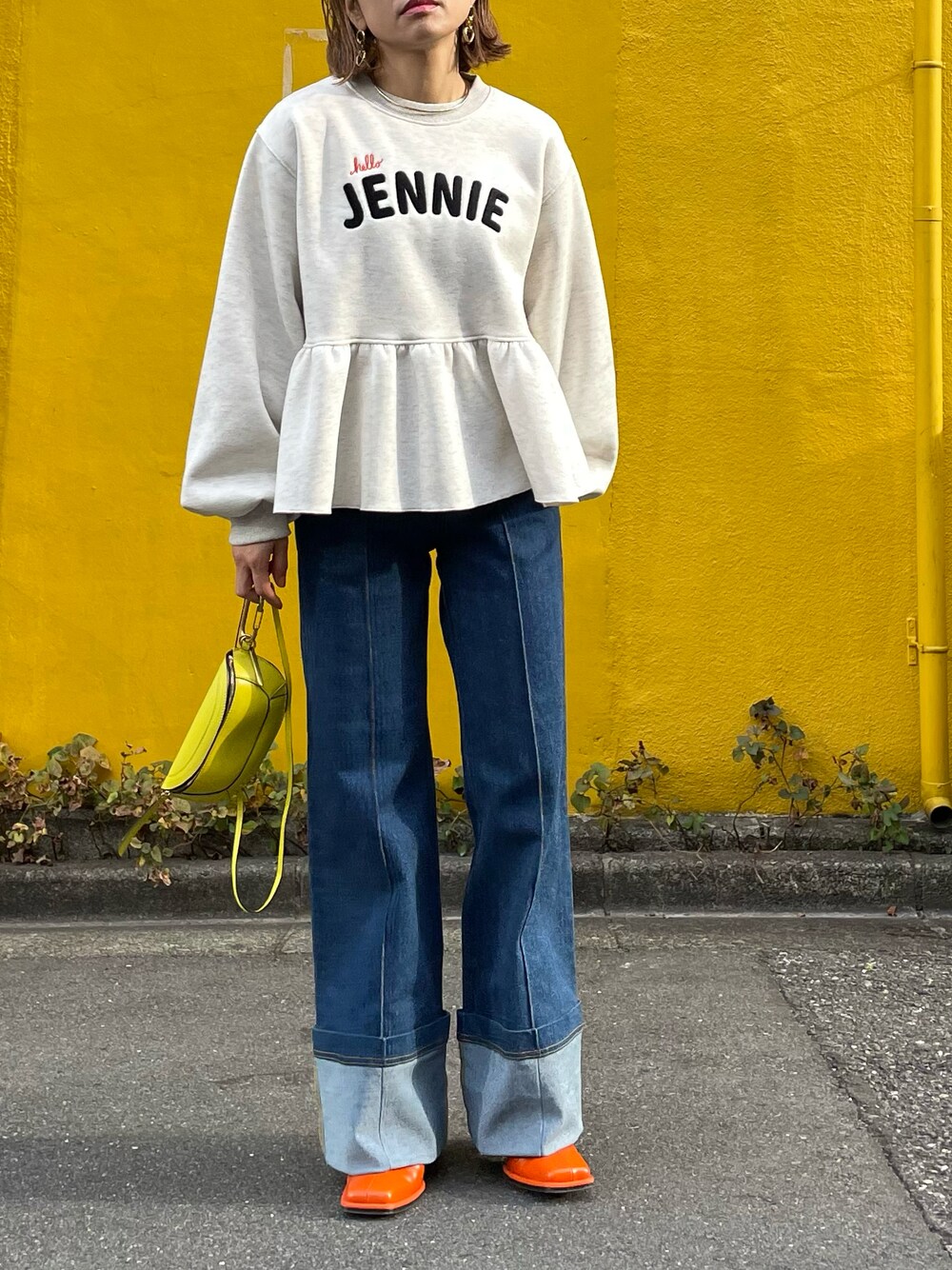 「ファッションを楽しもう、冬服、スウェット、ロゴスウェット、カジュアル、休日スタイル、ぺプラムトップス、ぺプラム、デニムコーデ、mi via loca、韓国ファッション、mivialoca、秋冬コーデ、冬コーデ、マイベストコーデ2023」｜「mi via locaのサガラ刺繍ロゴ ボリュームスリーブ ペプラムトップス（スウェット、ベージュ系）」を使った、cocoさん（レディース・154cm）の秋コーディネートの1枚目の写真