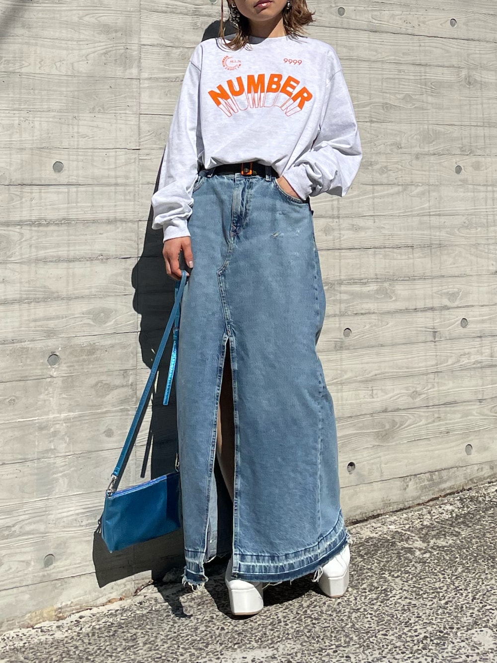 「春コーデ、春服、春服みてみて、ロンT、ロゴT、カジュアル、カジュアルコーデ、休日スタイル、Gildan、mivialoca、mi via loca、春色、大人カジュアル、ストリート」｜「mi via locaのGILDAN ナンバーロゴロンT 【PT NO. MVL027 ※2A】（Tシャツ/カットソー、ベージュ系）」を使った、cocoさん（レディース・154cm）の春コーディネートの1枚目の写真