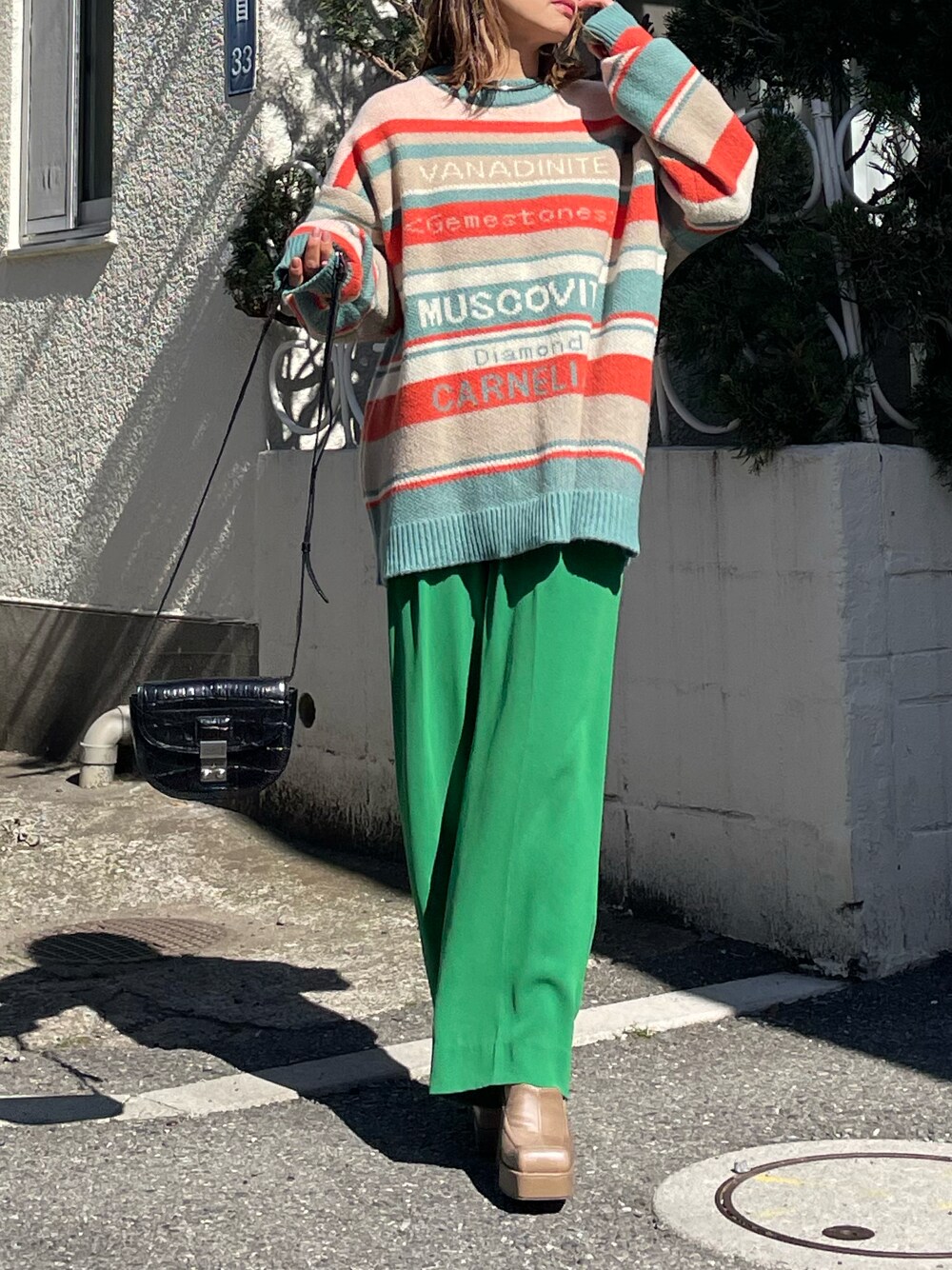 「ボーダー、ニット、マルチボーダー、カジュアル、休日スタイル、春のおしゃ見えテクニック、プチプラ、春色、春コーデ、ボーダーニット、ロゴニット、カラーコーデ、ビッグシルエット」｜「mi via locaのマルチボーダーロゴ BIGジャガードニット（ニット/セーター、オレンジ系）」を使った、cocoさん（レディース・154cm）の春コーディネートの1枚目の写真