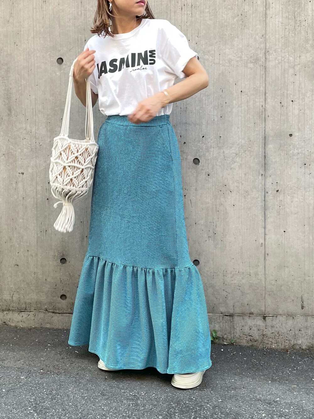 「みんなの白Tフェス、夏コーデ、チェック、チェックスカート、休日スタイル、mi via loca、mivialoca、プチプラ、ロングスカート、マーメイドスカート、ロゴT」｜「mi via locaのFRUIT OF THE LOOM ジャスミンロゴTシャツ（Tシャツ/カットソー、ホワイト系）」を使った、cocoさん（レディース・154cm）の夏コーディネートの1枚目の写真