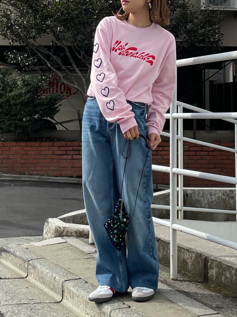 「ロンT、ロゴT、Gildan、春服、春コーデ、春服みてみて、カジュアル、デニムコーデ、スニーカーコーデ、休日スタイル、シンプルコーデ、ピンク、ハート、パステルカラー、ピンクコーデ」｜「mi via locaのGILDAN 袖ハート発泡ロゴロンT 【PT NO. MVL030 ※2A】（Tシャツ/カットソー、ピンク系）」を使った、cocoさん（レディース・154cm）の春コーディネートの1枚目の写真