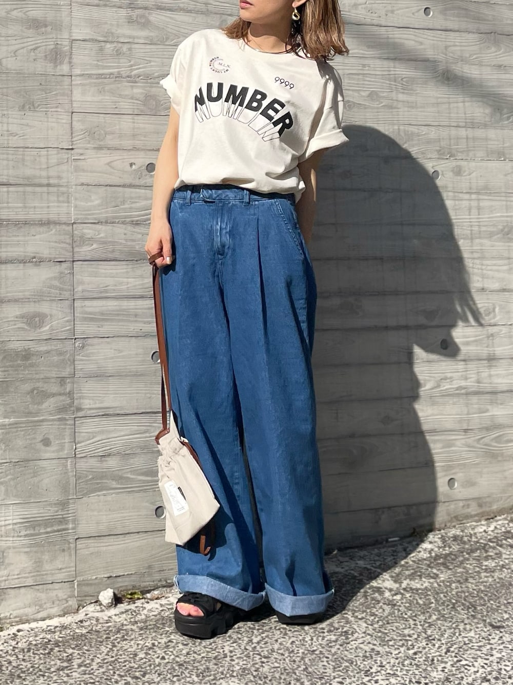 「春夏コーデ、ロゴT、大人カジュアル、シンプルコーデ、休日スタイル、デニムコーデ、mi via loca、mivialoca、夏コーデ、NIKE AIR MAX KOKO、ストリート、韓国ファッション」｜「mi via locaのGILDAN ナンバーロゴ半袖Tシャツ 【PT NO. MVL027 ※2A】（Tシャツ/カットソー、ベージュ系）」を使った、cocoさん（レディース・154cm）の春コーディネートの1枚目の写真