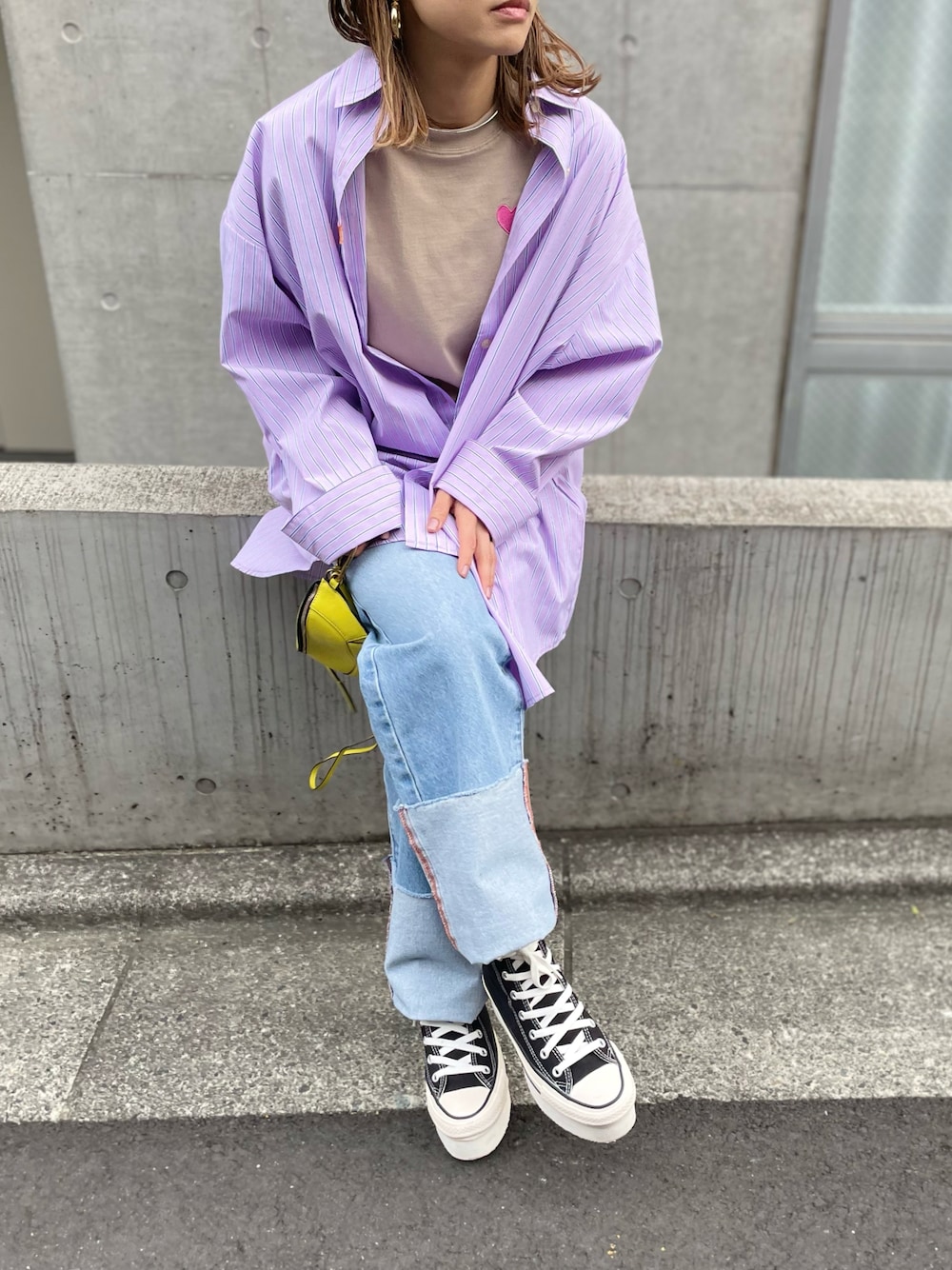 「大人カジュアル、休日スタイル、ストライプ、ビッグシルエット、シャツ、ハート、mi via loca、mivialoca、レイヤードスタイル、シャツスタイル、春色、ピンク」｜「mi via locaのストライプBIGシャツ（シャツ/ブラウス、ピンク系）」を使った、cocoさん（レディース・154cm）の春コーディネートの1枚目の写真