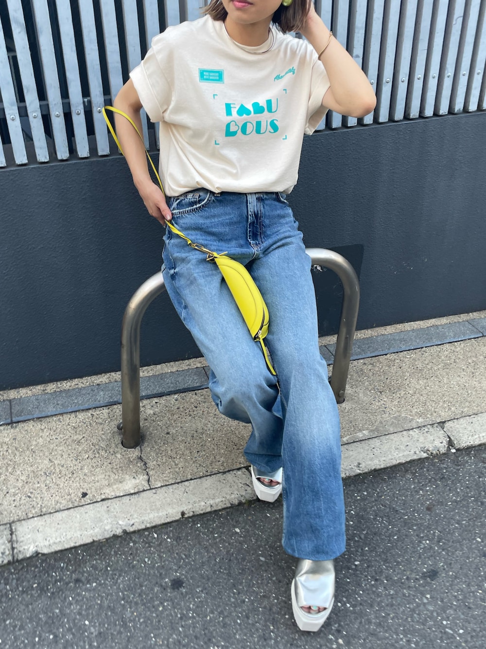 「夏コーデ、さらっと晴れやかスナップ、カジュアル、休日スタイル、ロゴT、デニムコーデ、ビッグシルエット、mivialoca、mi via loca、夏だ！Tシャツ着よう！、プチプラ、シンプルコーデ、低身長、低身長コーデ」｜「mi via locaのGILDAN FABULOUSハートロゴ半袖Tシャツ 【PT NO. MVL046 ※2A】（Tシャツ/カットソー、ベージュ系）」を使った、cocoさん（レディース・154cm）の夏コーディネートの1枚目の写真
