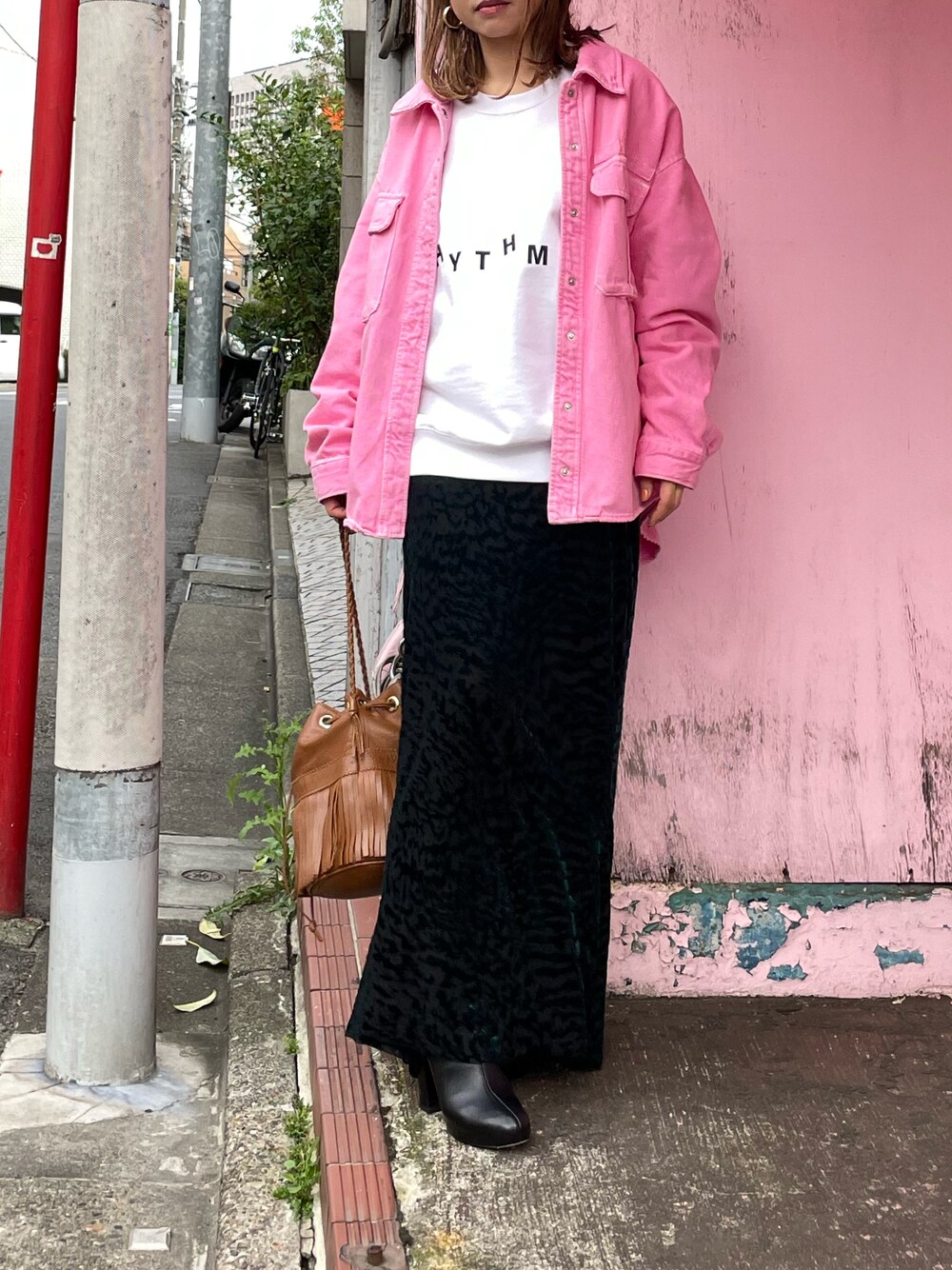 「秋コーデ、秋服まるっと大公開、スウェット、ロゴスウェット、カジュアル、休日スタイル、mi via loca、mivialoca、ロングスカート、ベロアスカート、レオパード」｜「mi via locaのUnited Athle リズミック コットン100裏毛 ロゴスウェット 【PT NO. MVL007】（スウェット、ホワイト系）」を使った、cocoさん（レディース・154cm）の秋コーディネートの1枚目の写真