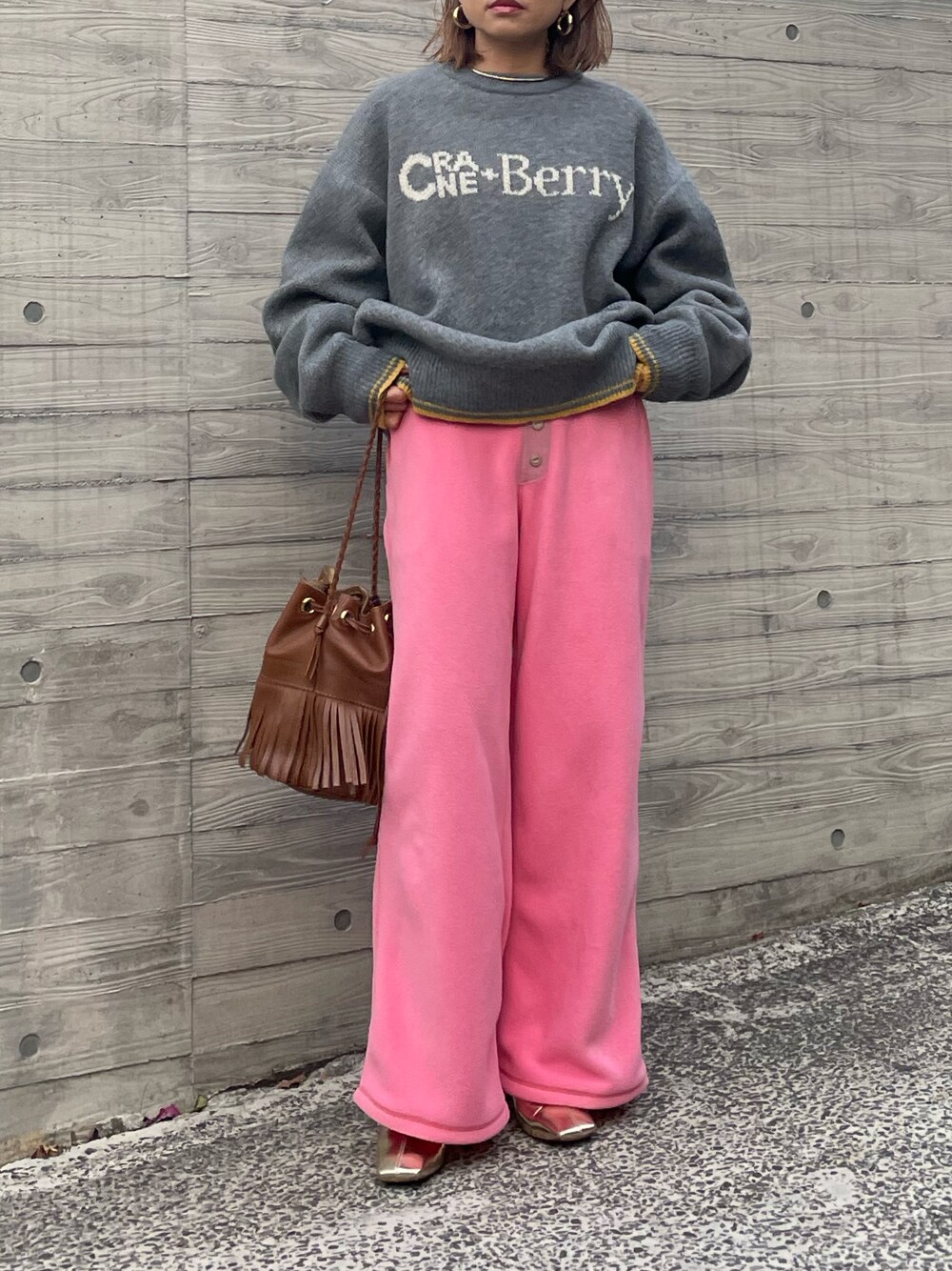 グレー系のニット/セーター、ピンク系のその他パンツを着用したレディースの冬コーディネートの1枚目の写真