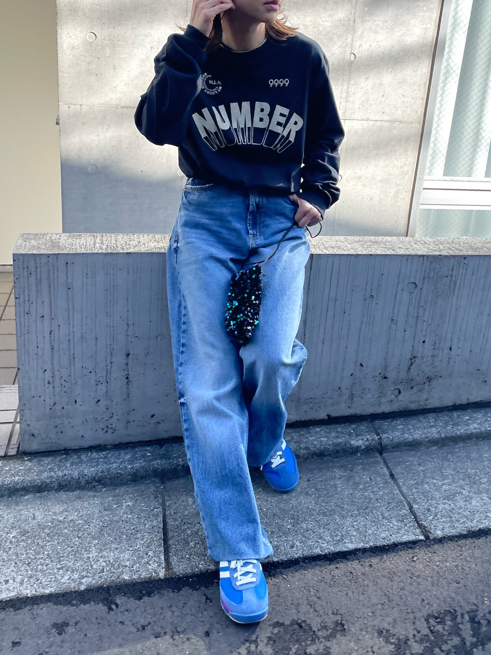 「春のNewスタイル、ロンT、シンプルコーデ、デニムコーデ、カジュアル、休日スタイル、Gildan、スニーカーコーデ、ロゴT、春コーデ、大人カジュアル、ヴィンテージライク、プチプラ」｜「mi via locaのGILDAN ナンバーロゴロンT 【PT NO. MVL027 ※2A】（Tシャツ/カットソー、ブラック系）」を使った、cocoさん（レディース・154cm）の春コーディネートの1枚目の写真