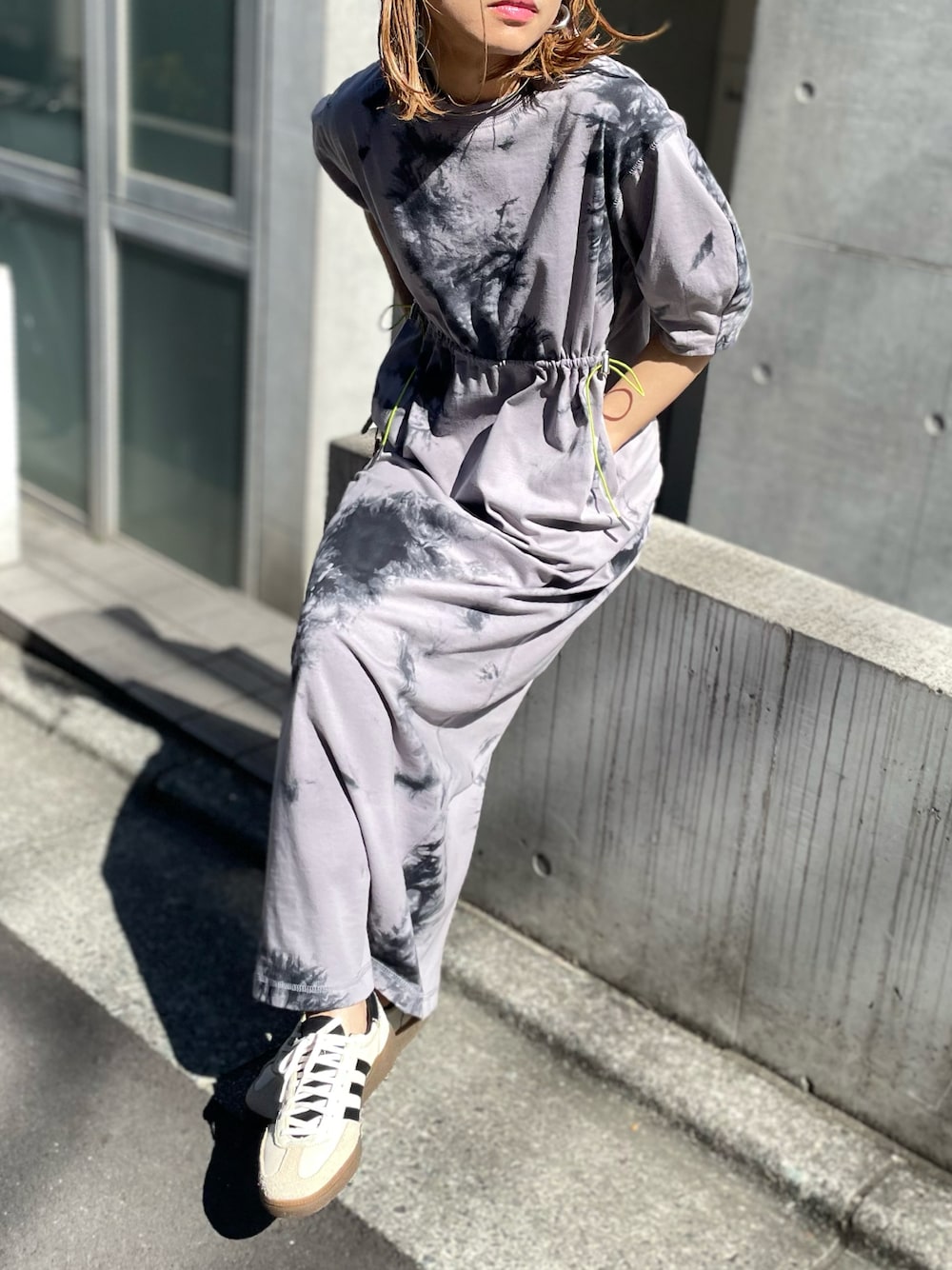 「ワンピース、カジュアル、休日スタイル、春夏コーデ、大人カジュアル、スニーカーコーデ、タイダイ柄、mivialoca、mi via loca、シンプルコーデ、モノトーン、春のNewスタイル、春コーデ」｜「mi via locaのタイダイ配色ドロストギャザーロングワンピース（ワンピース、グレー系）」を使った、cocoさん（レディース・154cm）の春コーディネートの1枚目の写真