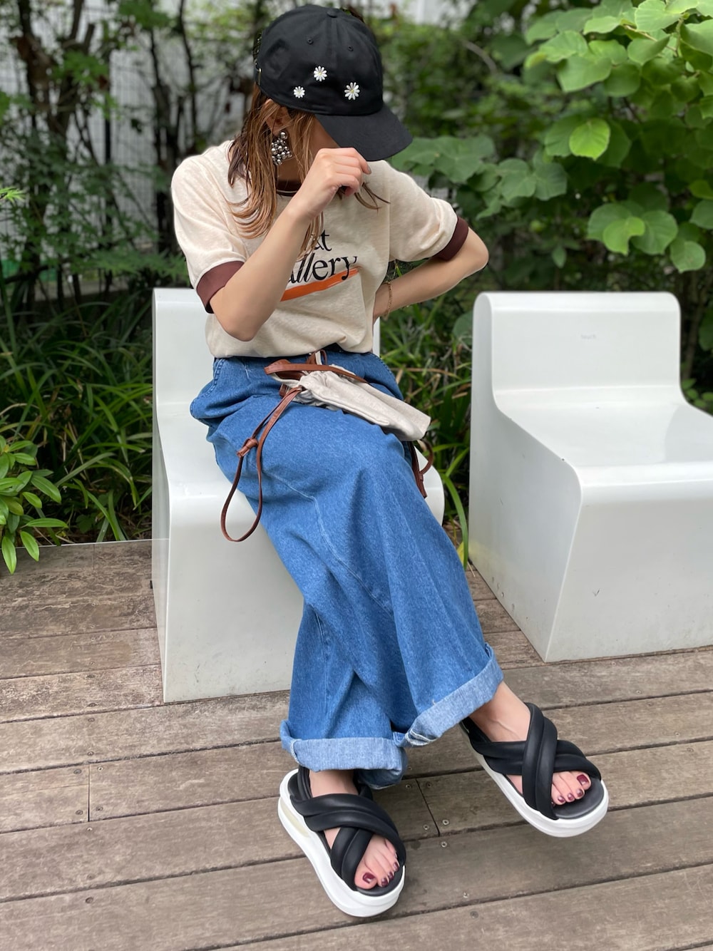 「夏コーデ、夏だ！Tシャツ着よう！、低身長コーデ、リンガーTシャツ、キャップ、カジュアル、休日スタイル、ロゴT、mivialoca、サンダル、厚底シューズ、スポーツミックス、韓国ファッション、デニムコーデ、Tシャツ」｜「mi via locaのリネンライクスラブ天竺 That Gallery ロゴ リンガーTシャツ（Tシャツ/カットソー、ベージュ系）」を使った、cocoさん（レディース・154cm）の夏コーディネートの1枚目の写真