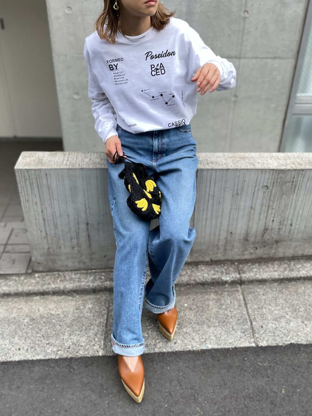 「春のNewスタイル、春コーデ、デニムコーデ、カジュアル、休日スタイル、ロンT、シンプルコーデ、Gildan、mivialoca、mi via loca、大人カジュアル、淡色コーデ、春色」｜「mi via locaのGILDAN カシオペアロゴロンT 【PT NO. MVL029 ※2A】（Tシャツ/カットソー、ホワイト系）」を使った、cocoさん（レディース・154cm）の春コーディネートの1枚目の写真