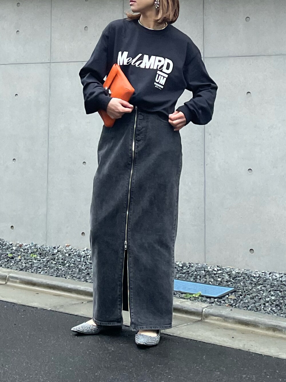 「春服みてみて、春コーデ、カジュアル、カジュアルコーデ、ロンT、ロゴT、ロゴロンT、休日スタイル、Gildan、mi via loca、mivialoca、モノトーン、ブラック」｜「mi via locaのGILDAN メランポジウムロゴロンT 【PT NO. MVL028 ※2A】（Tシャツ/カットソー、ブラック系）」を使った、cocoさん（レディース・154cm）の冬コーディネートの1枚目の写真
