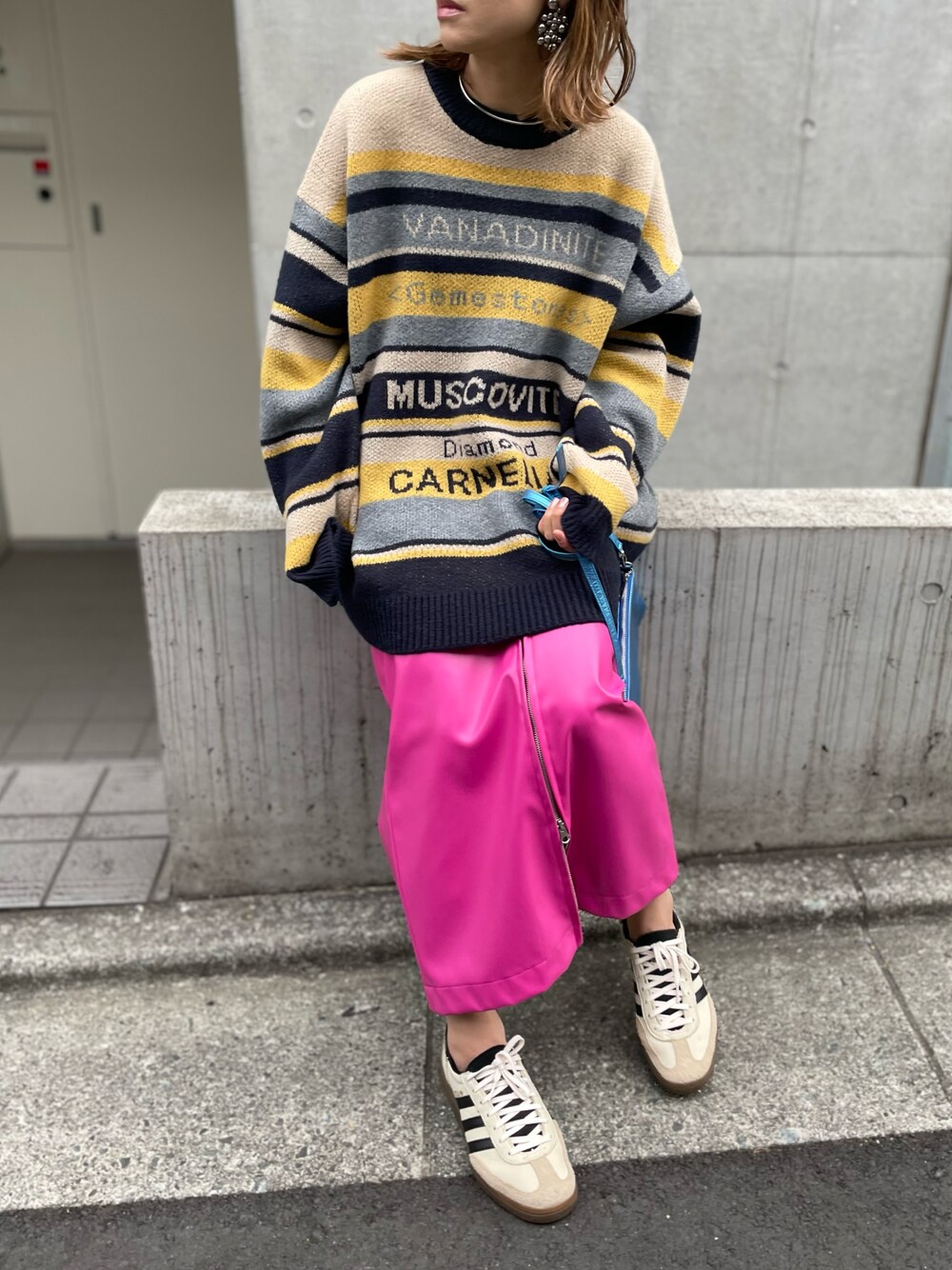 「春コーデ、ニット、ボーダー、ロゴニット、マルチボーダー、カジュアル、カジュアルコーデ、休日スタイル、mi via loca、mivialoca、カラースカート、ピンク、スニーカーコーデ、プチプラ、ピンクコーデ」｜「mi via locaのマルチボーダーロゴ BIGジャガードニット（ニット/セーター、ブルー系）」を使った、cocoさん（レディース・154cm）の春コーディネートの1枚目の写真