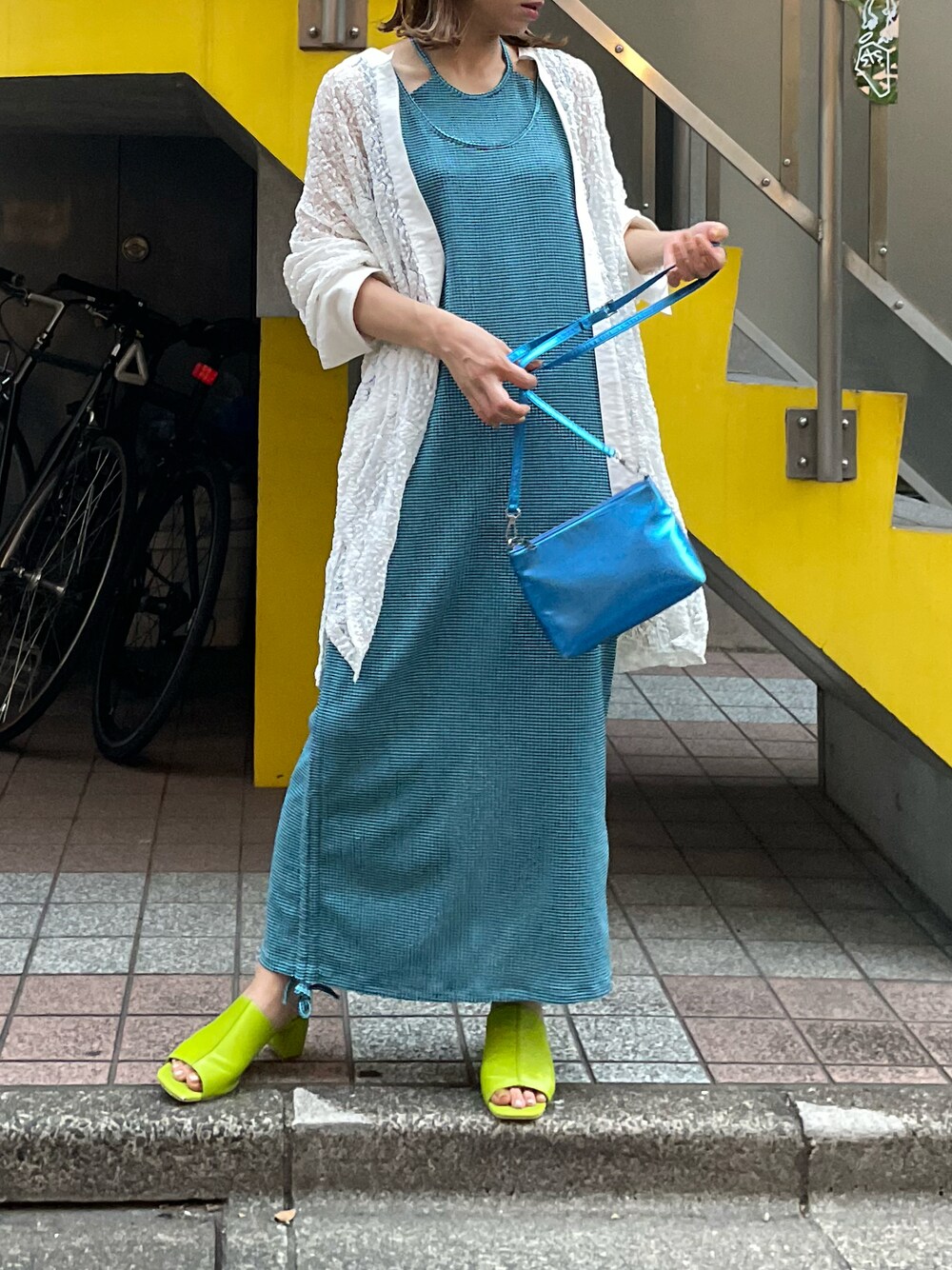 「夏コーデ、ワンピース、レイヤードスタイル、シアーシャツ、シアートップス、休日スタイル、チェック、mi via loca、mivialoca、キャミワンピ、ノースリーブ」｜「mi via locaのチェック柄シャーリング レイヤードネック ノースリワンピース（ワンピース、ブルー系）」を使った、cocoさん（レディース・154cm）の夏コーディネートの1枚目の写真