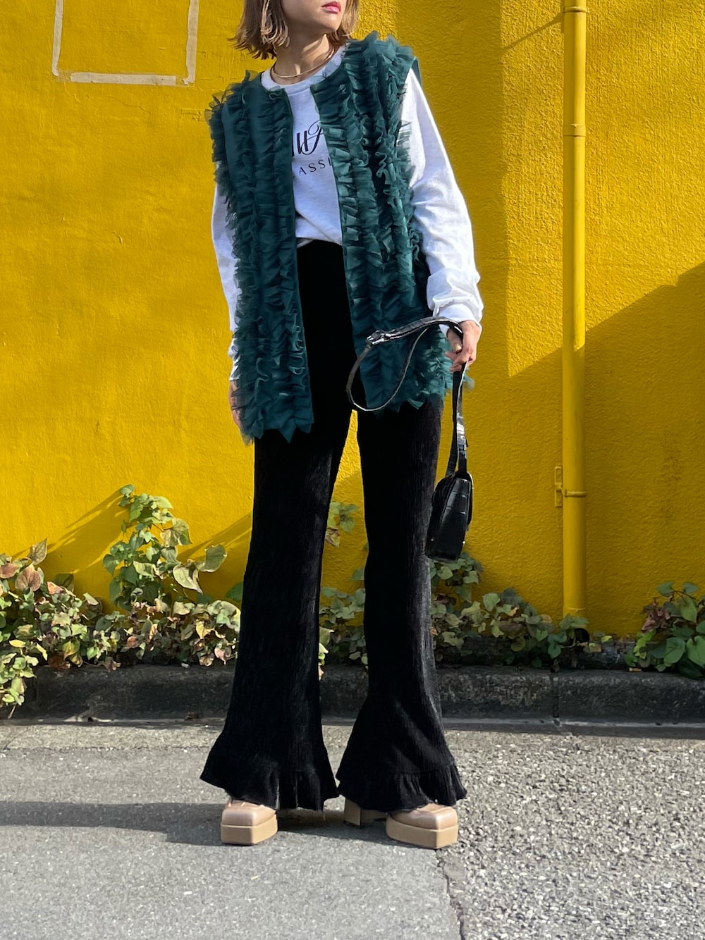 ブルー系のベスト、ベージュ系のTシャツ/カットソー、ブラック系のその他パンツを着用したレディースの秋コーディネートの1枚目の写真