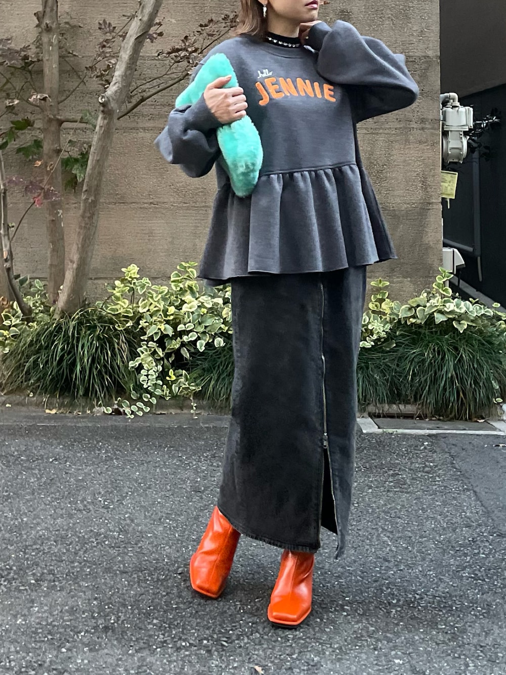 「スウェット、ぺプラムトップス、カジュアル、秋冬コーデ、冬コーデ、新星WEARISTAにエントリー、mi via loca、mivialoca、ロゴスウェット、シシュウ、サガラ刺繍、オトナカワイイ、休日スタイル、ぺプラム」｜「mi via locaのサガラ刺繍ロゴ ボリュームスリーブ ペプラムトップス（スウェット、グレー系）」を使った、cocoさん（レディース・154cm）の冬コーディネートの1枚目の写真