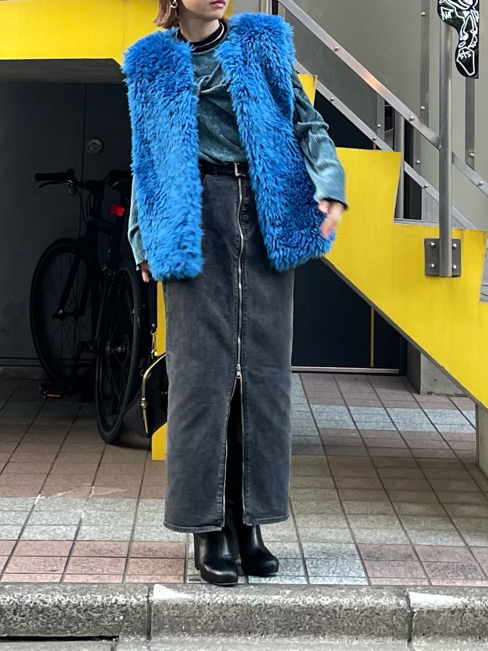 ブルー系のベスト、ブルー系のTシャツ/カットソーを着用したレディースの秋コーディネートの1枚目の写真