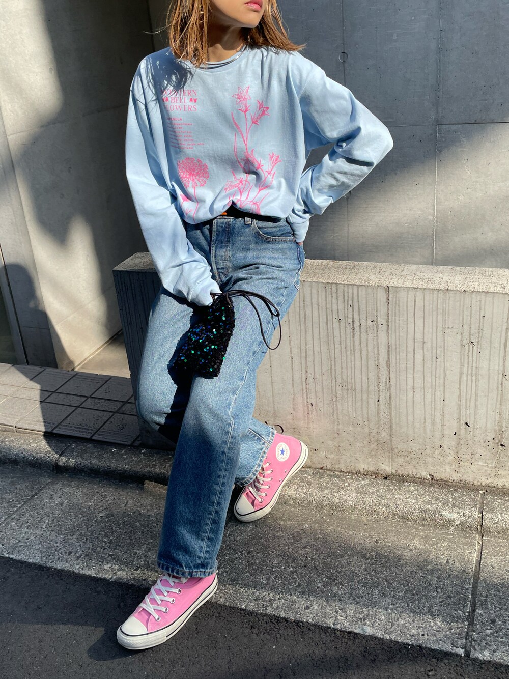 「カジュアル、スニーカーコーデ、ピンク、ロンT、Gildan、フラワープリント、休日スタイル、mivialoca、春のおしゃ見えテクニック、春服みてみて、春コーデ、パステルカラー、春色、大人カジュアル、ピンクコーデ」｜「mi via locaのGILDAN ベルフラワーロゴロンT（Tシャツ/カットソー、ブルー系）」を使った、cocoさん（レディース・154cm）の春コーディネートの1枚目の写真