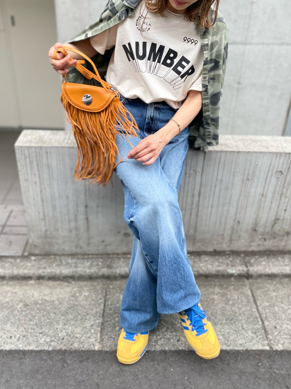 「ロゴT、Tシャツ、夏コーデ、低身長、低身長コーデ、スニーカーコーデ、カジュアル、Gildan、デニムコーデ、mivialoca、mi via loca、休日スタイル」｜「mi via locaのGILDAN ナンバーロゴ半袖Tシャツ 【PT NO. MVL027 ※2A】（Tシャツ/カットソー、ベージュ系）」を使った、cocoさん（レディース・154cm）の春コーディネートの1枚目の写真