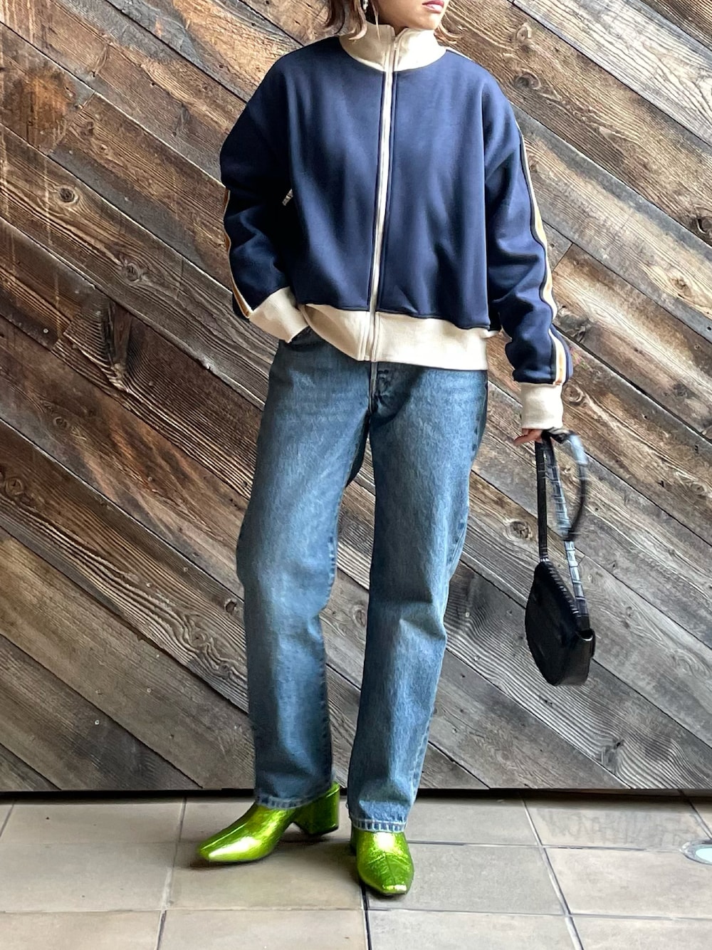 ブルー系のジャージを着用したレディースの冬コーディネートの1枚目の写真