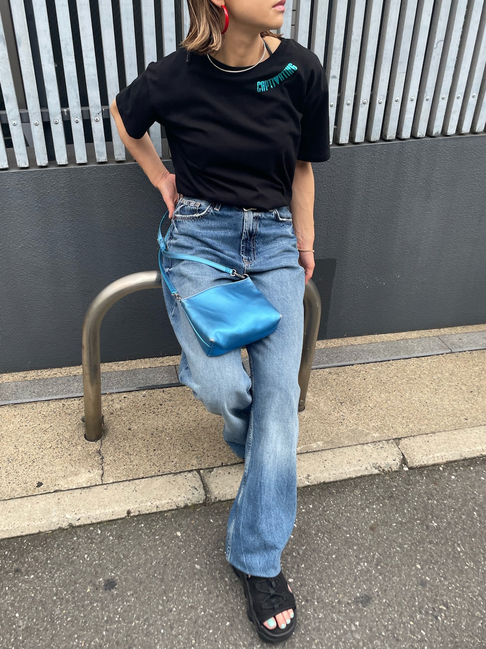 「ロゴT、レイヤード、箔プリント、休日スタイル、２ＷＡＹ、フェススタイル、テーマパークコーデ、韓国ファッション、Tシャツ、低身長、低身長コーデ、お出かけコーデ、厚底シューズ、夏コーデ、レイヤードスタイル」｜「mi via locaの【2WAY】レイヤードデザイン箔ロゴTシャツ（Tシャツ/カットソー、ブラック系）」を使った、cocoさん（レディース・154cm）の夏コーディネートの1枚目の写真