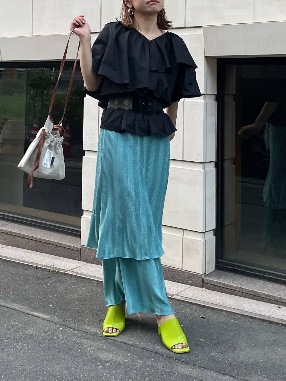 ブラック系のシャツ/ブラウス、ブルー系のスカートを着用したレディースの夏コーディネートの1枚目の写真