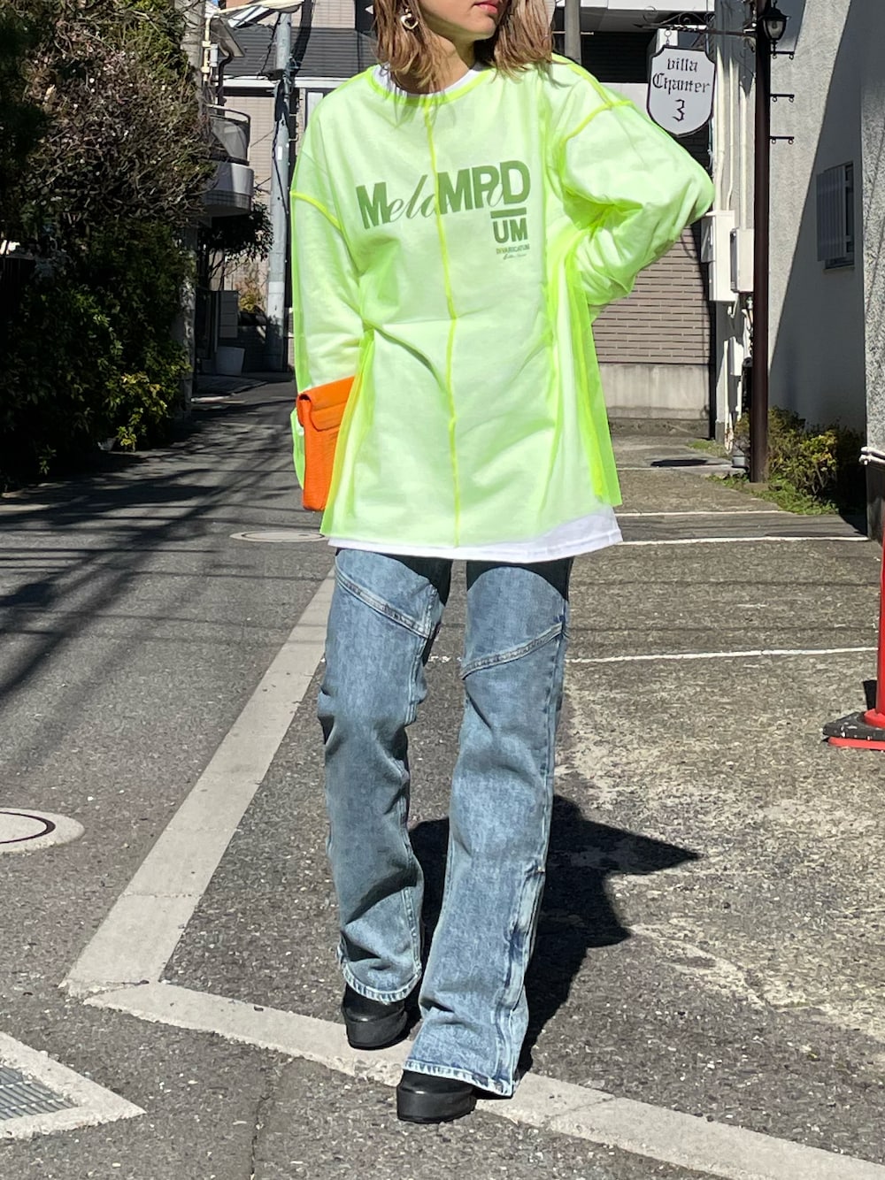 「レイヤードスタイル、春のおしゃ見えテクニック、休日スタイル、ロンT、ロゴT、春服、春服みてみて、春色、mivialoca、デニムコーデ、ネオンカラー、シアートップス、プチプラ、春コーデ、ストリート」｜「mi via locaのシアー配色ステッチチュールトップス（Tシャツ/カットソー、グリーン系）」を使った、cocoさん（レディース・154cm）の春コーディネートの1枚目の写真