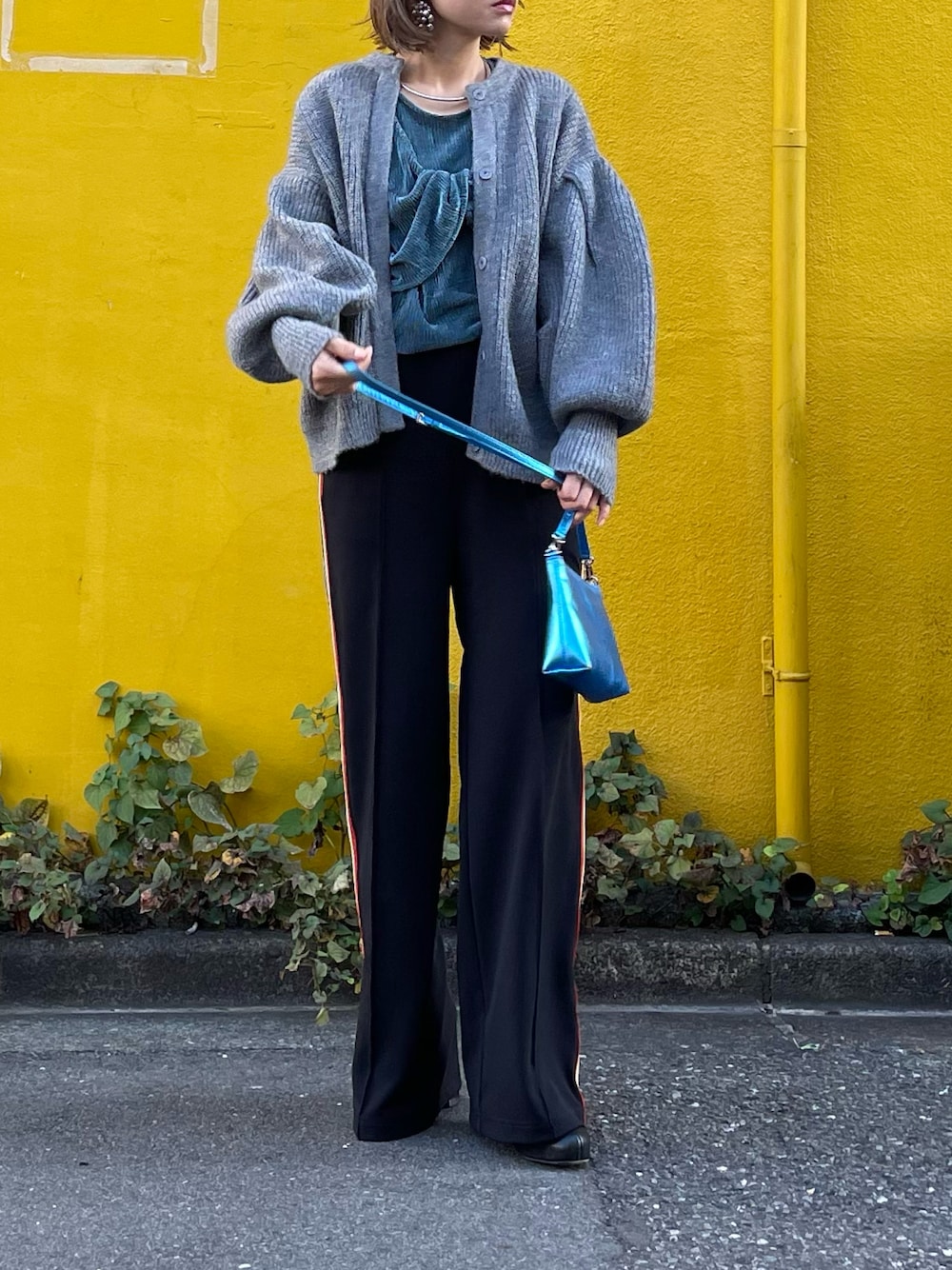 グレー系のカーディガン/ボレロ、ブルー系のTシャツ/カットソー、ブラック系のその他パンツを着用したレディースの秋コーディネートの1枚目の写真