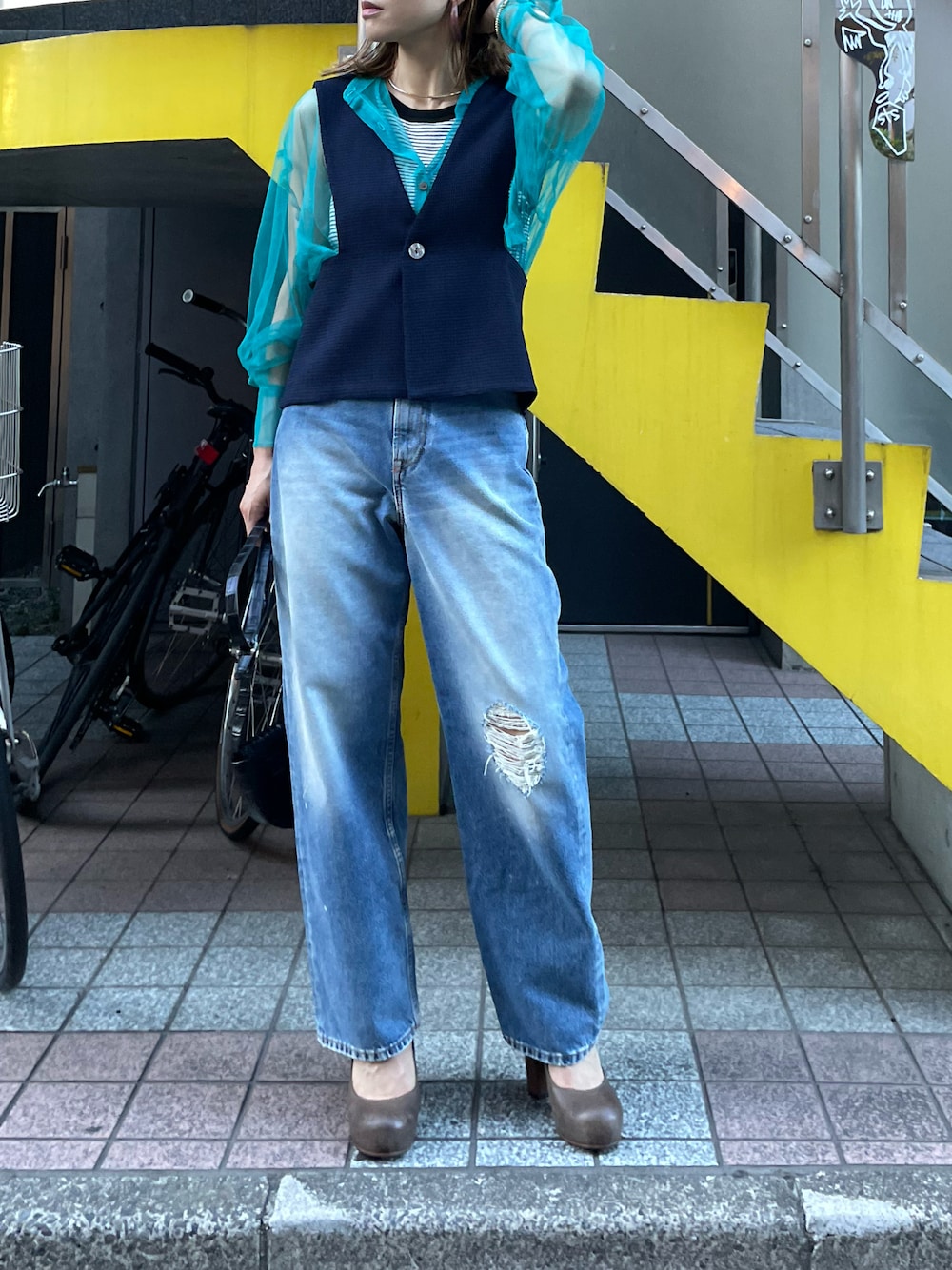 ブルー系のベスト、ブルー系のシャツ/ブラウスを着用したレディースの夏コーディネートの1枚目の写真